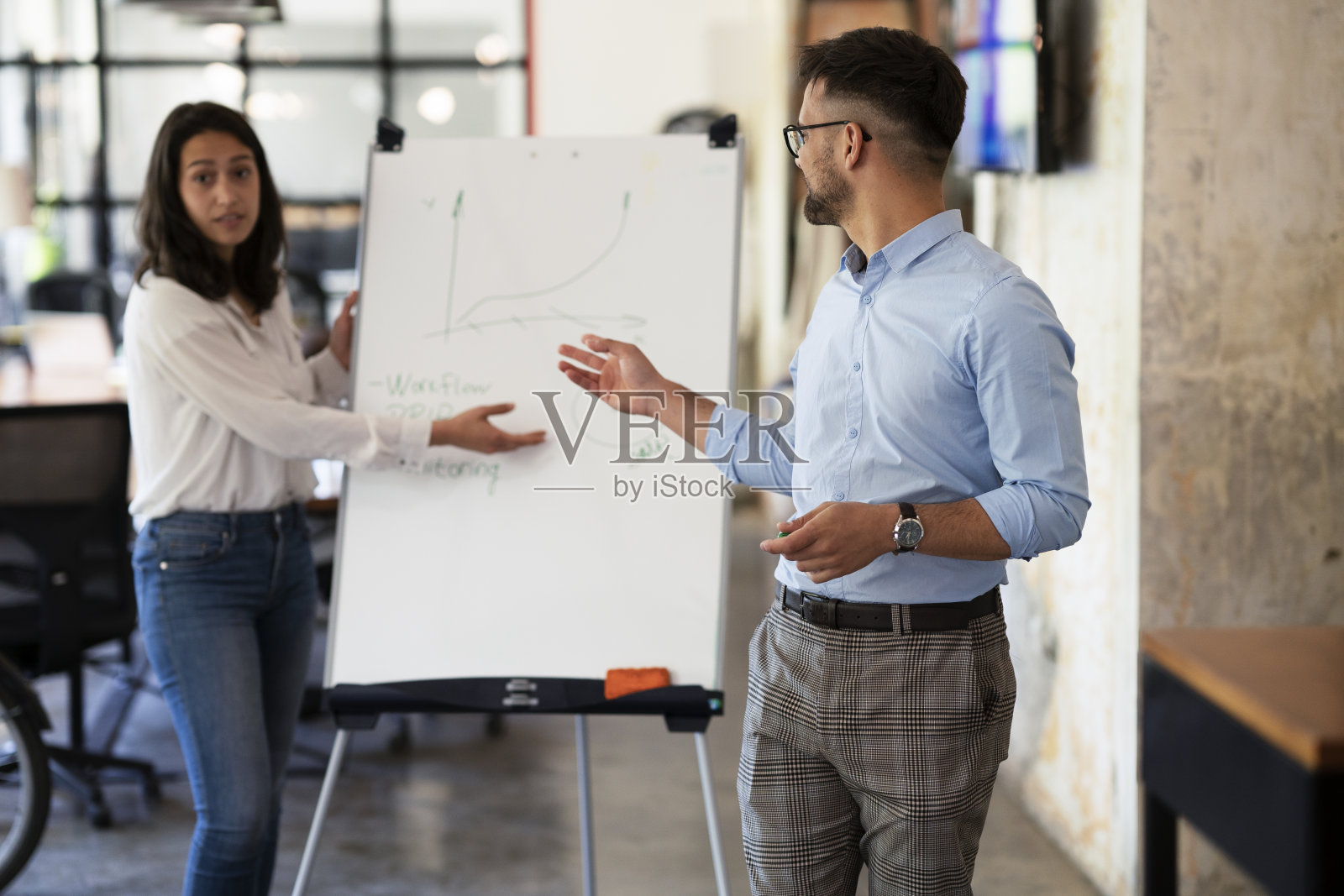 年轻英俊的男人在展示商业计划。照片摄影图片