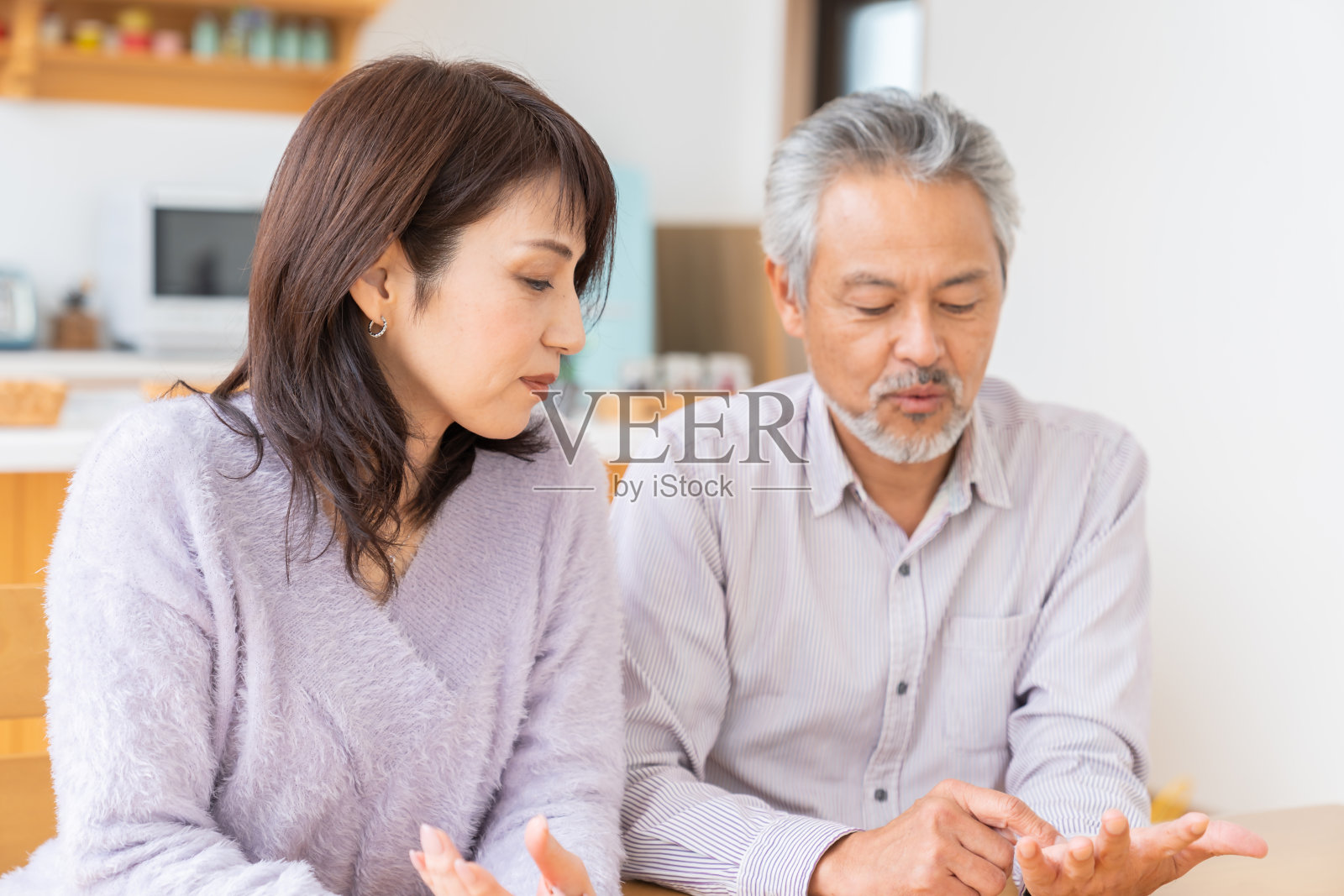 一对亚洲老年夫妇,非常亲密照片摄影图片
