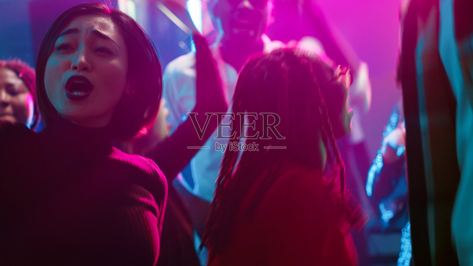 快乐的男人在俱乐部录制视频照片摄影图片