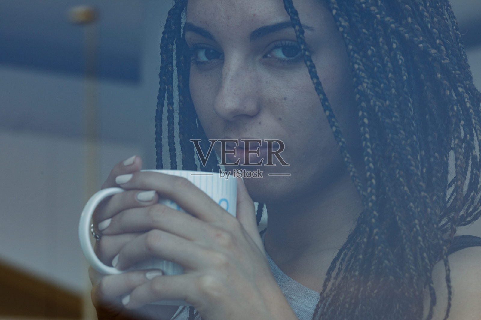 有雀斑的女孩,怀旧,想离开她舒适的厨房照片摄影图片