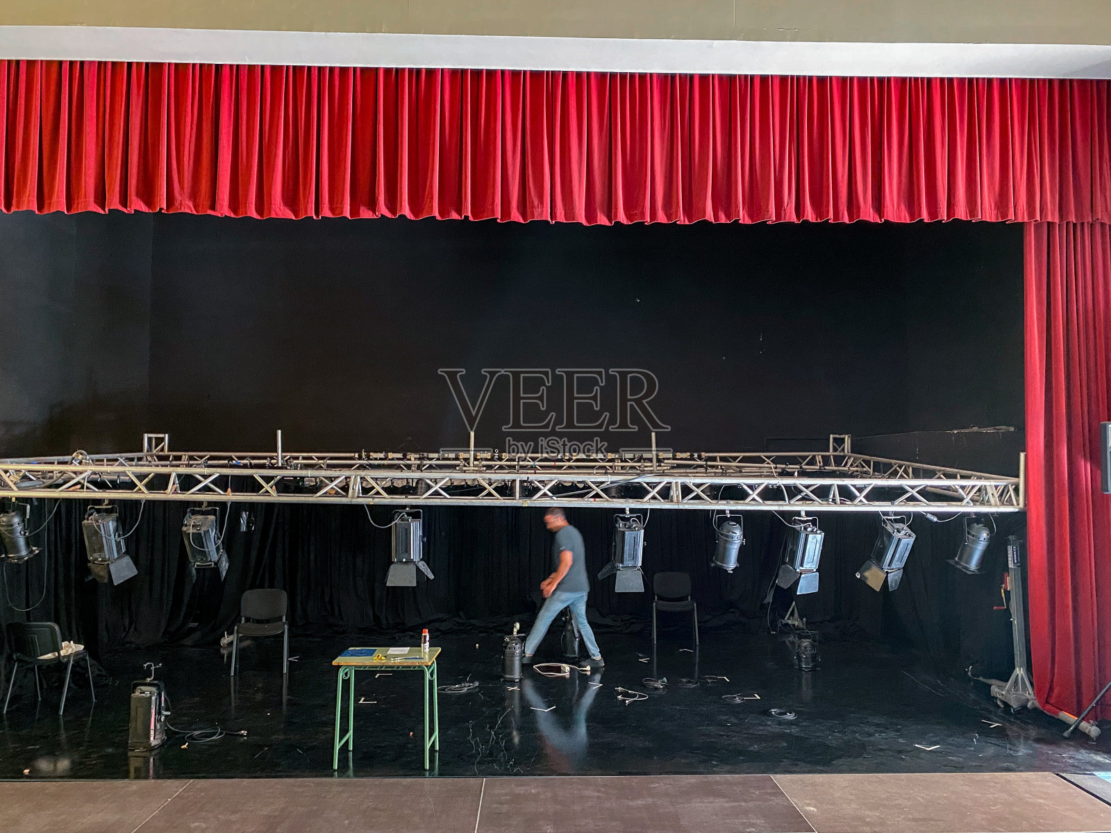 灯光技师在剧院舞台上安装射灯照片摄影图片