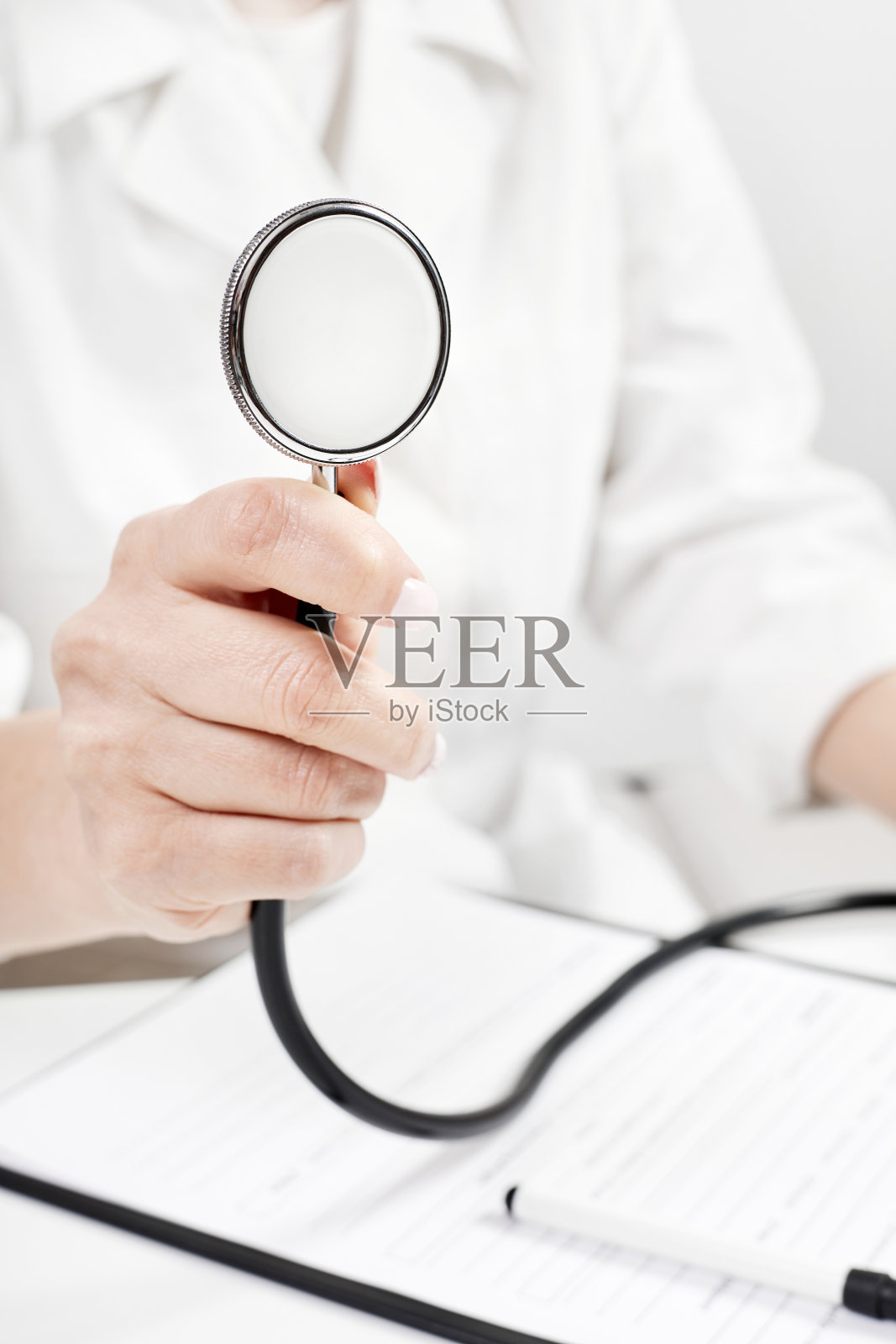 医生手里拿着听诊器或听诊器照片摄影图片