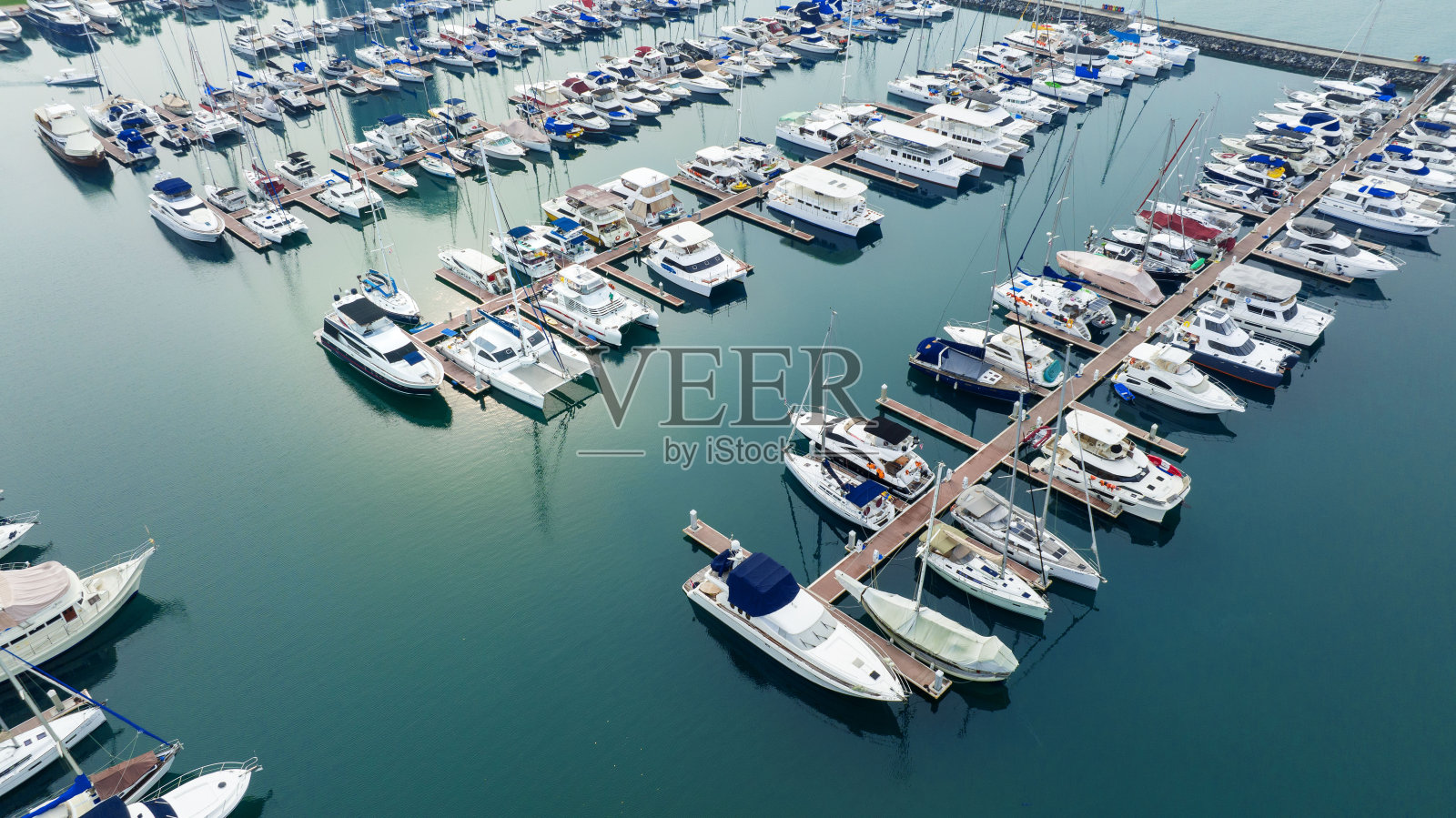 鸟瞰游艇俱乐部游艇码头空中豪华游艇和游艇在锚公园,豪华多行游艇在锚公园或码头海洋照片摄影图片