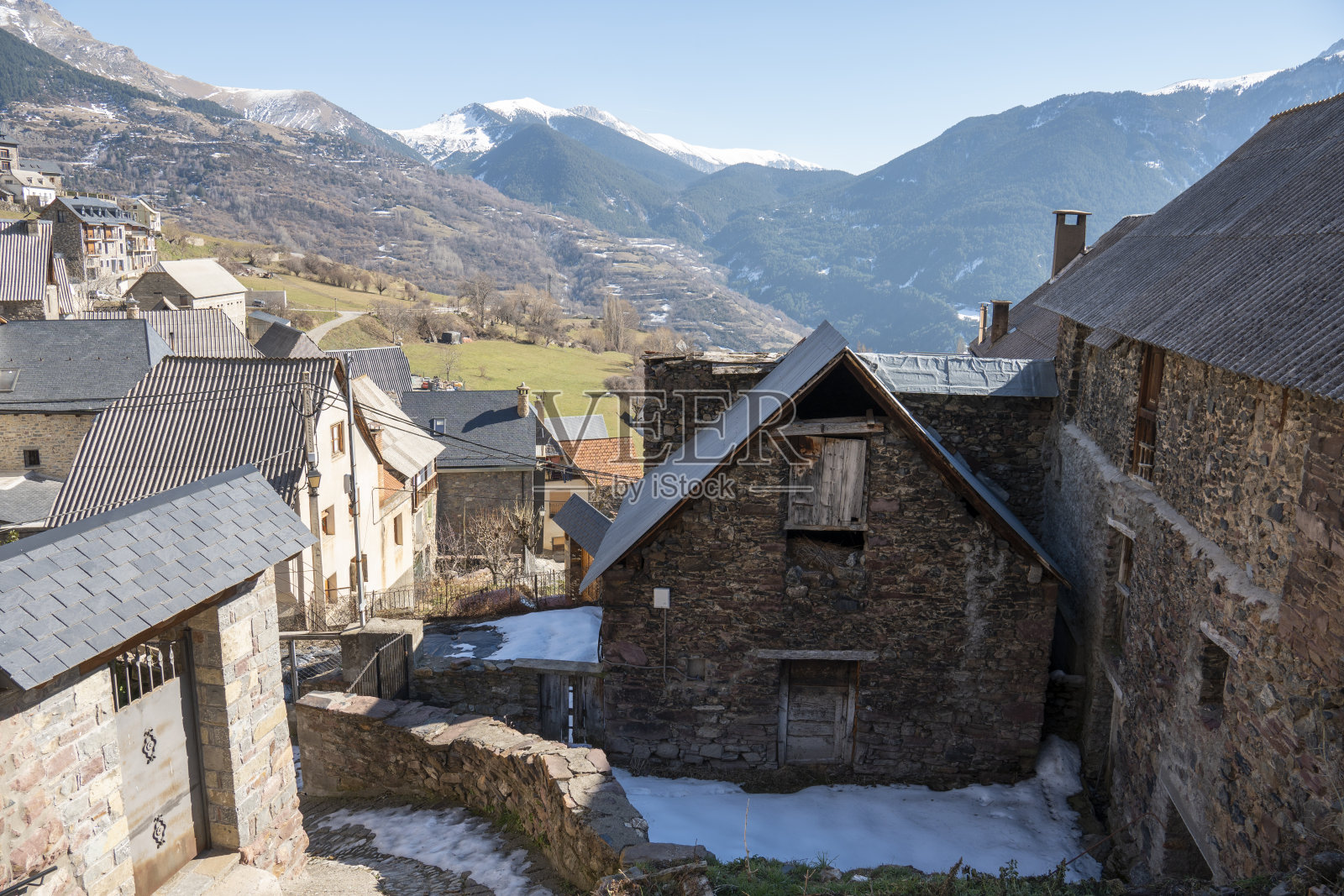 位于比利牛斯山脉韦斯卡阿拉贡的索布拉贝县的克里斯汀山谷照片摄影图片