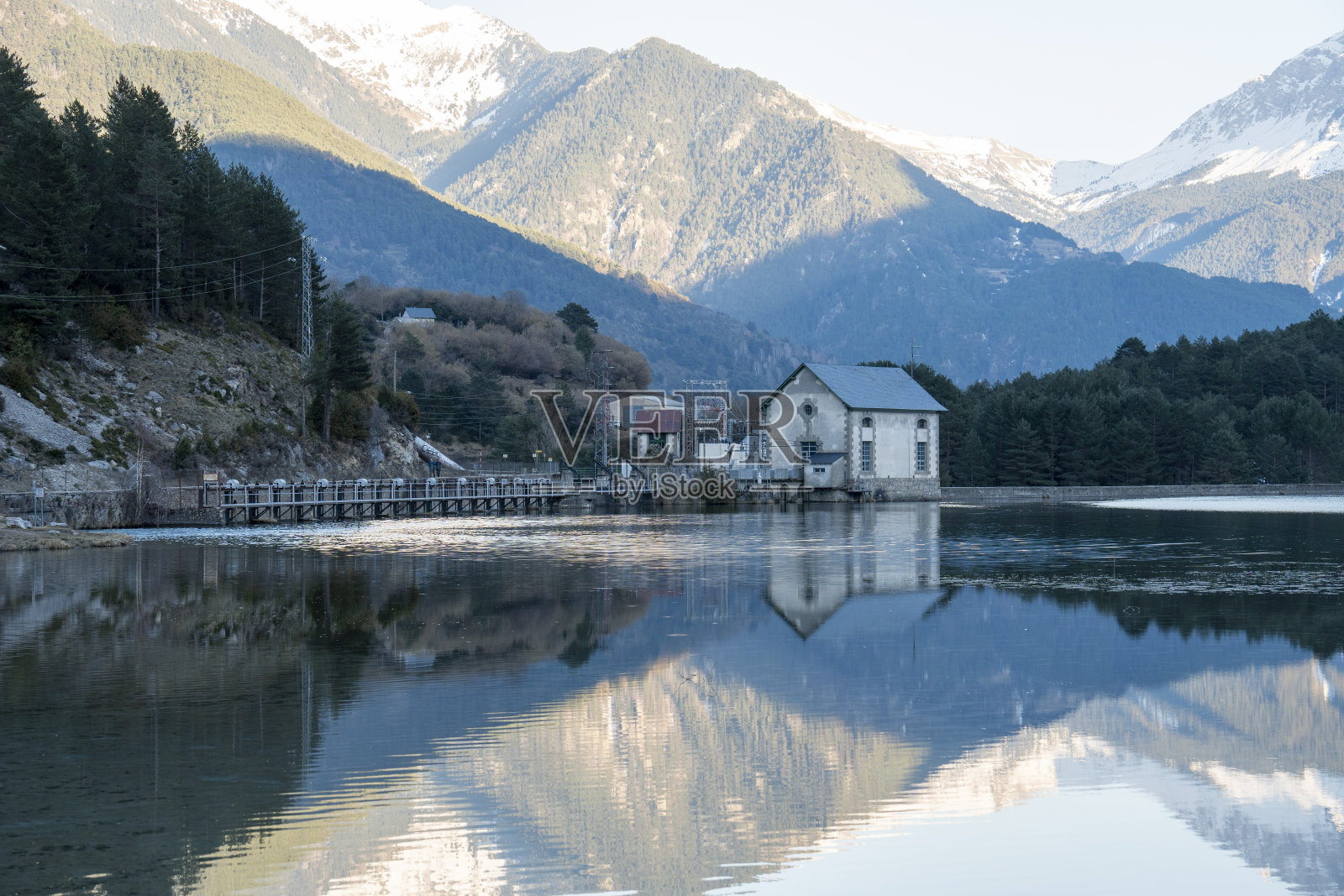 皮内塔山谷在奥尔德萨国家公园和蒙特佩尔迪多埃斯皮埃巴韦斯卡阿拉贡西班牙冬季景观照片摄影图片