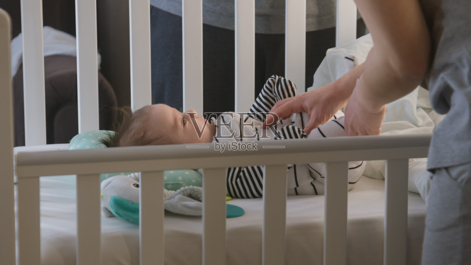 妈妈抱着穿着紧身衣的新生婴儿照片摄影图片