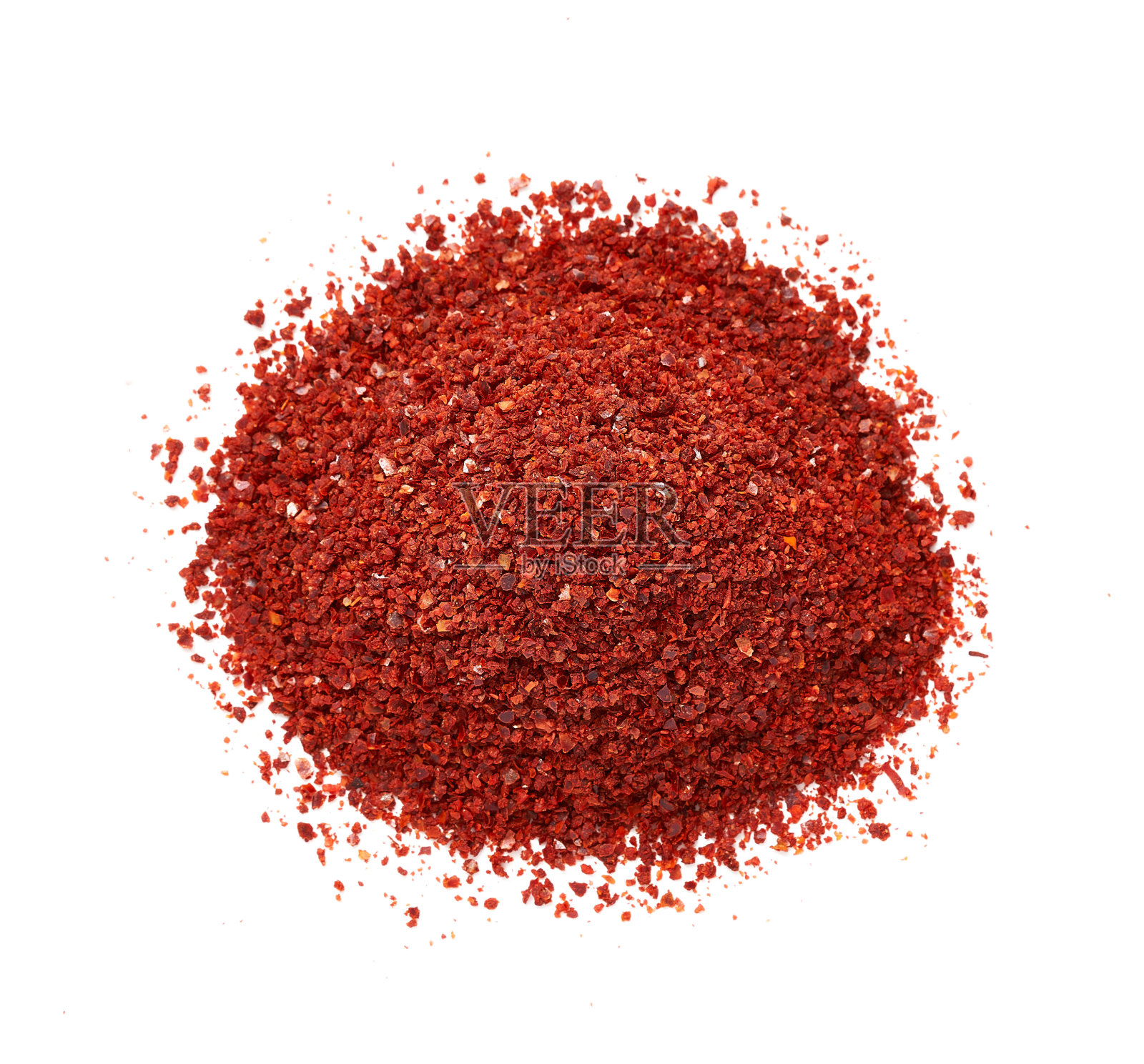 干的红辣椒片或磨碎的粉,在白色背景上分离的粗辣椒粉。红辣椒片或碎红辣椒粉堆粗分离。俯视图照片摄影图片