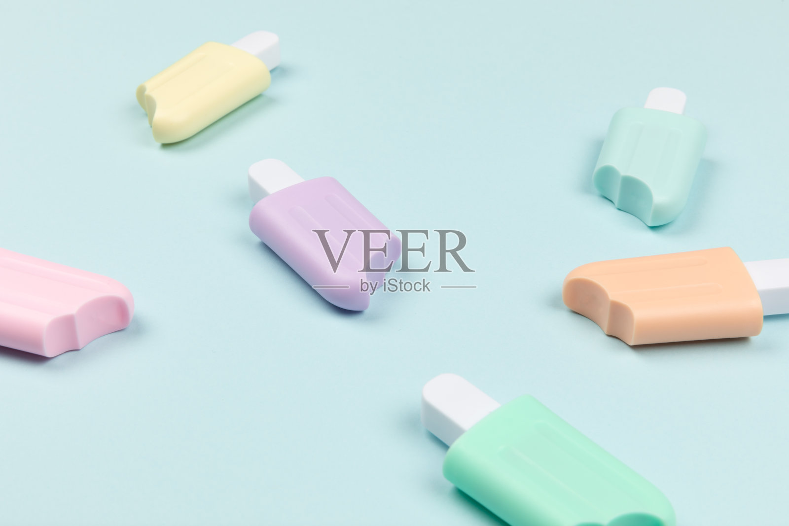 青色表面的冰棍特写照片摄影图片