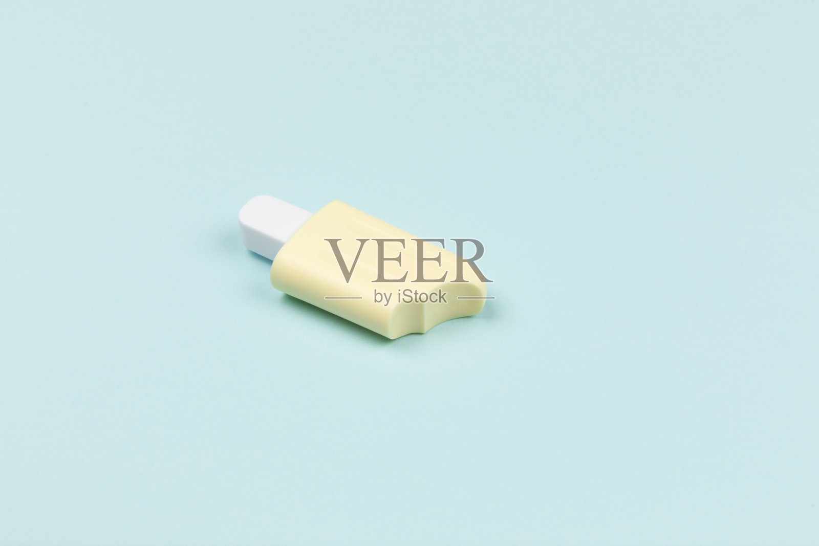 青色表面上的冰棍特写照片摄影图片