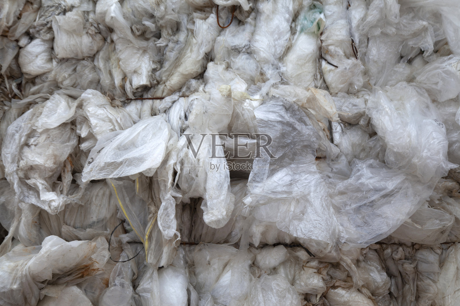 一堆压缩尼龙废料被收集起来回收利用照片摄影图片