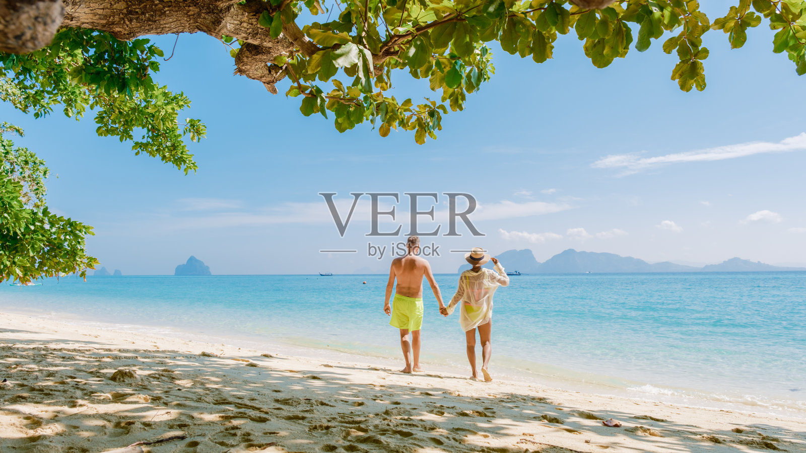 在泰国阁骨岛海滩上的一对男女的背影照片摄影图片