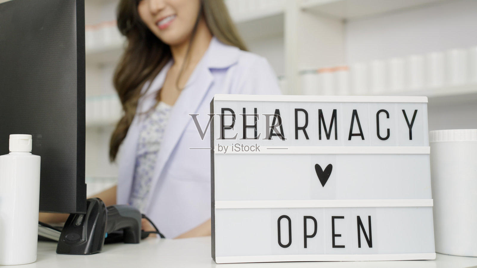 亚洲女药剂师和药店开放的标志照片摄影图片