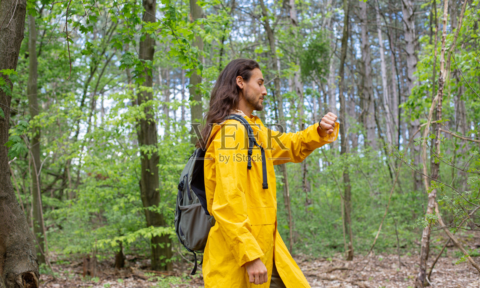 森林里的长发男人照片摄影图片
