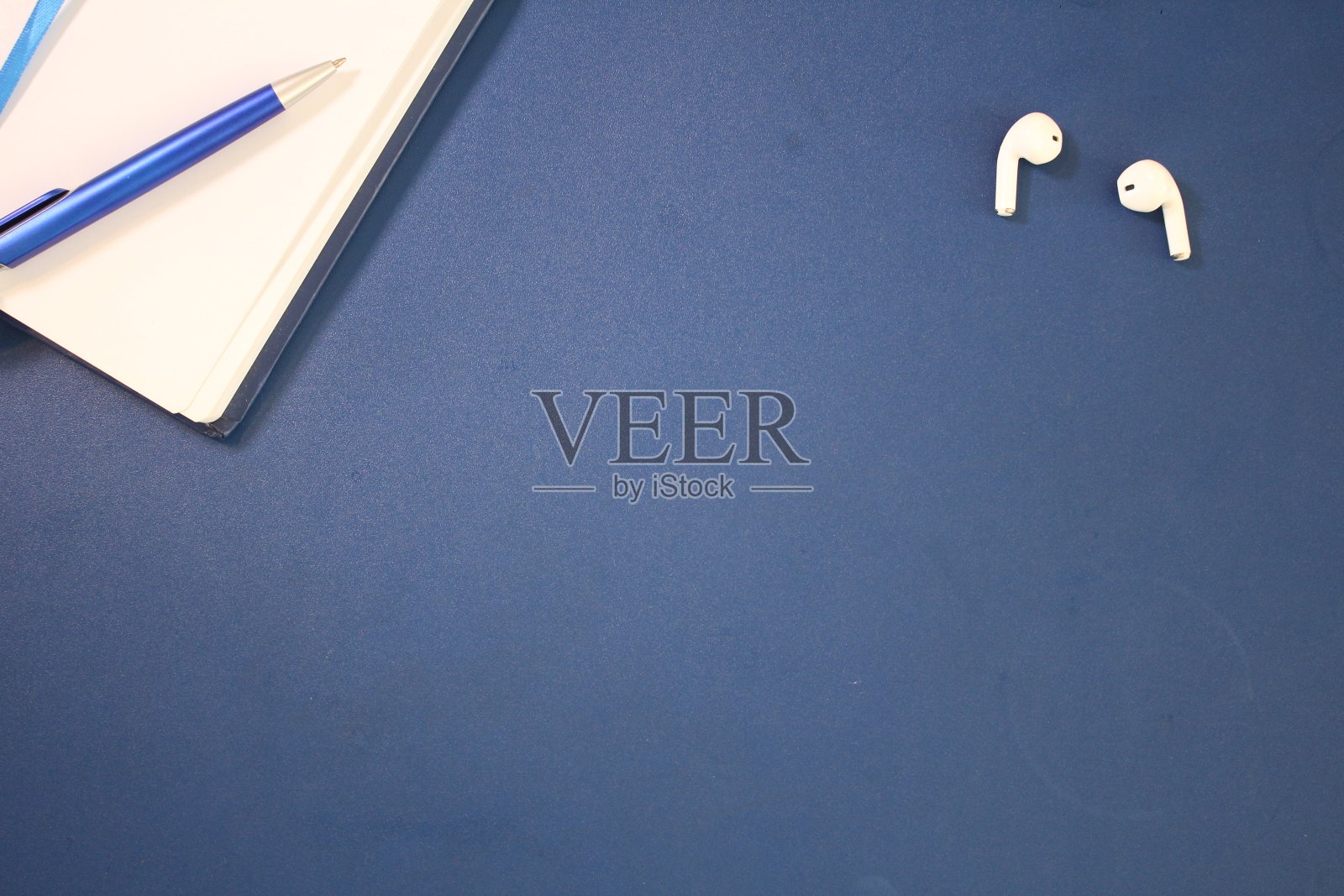 白纸和耳机的蓝色表面空间照片摄影图片