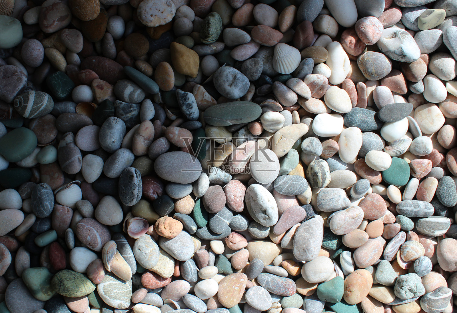 海卵石的图案,被太阳光线分成光照区和阴影区照片摄影图片