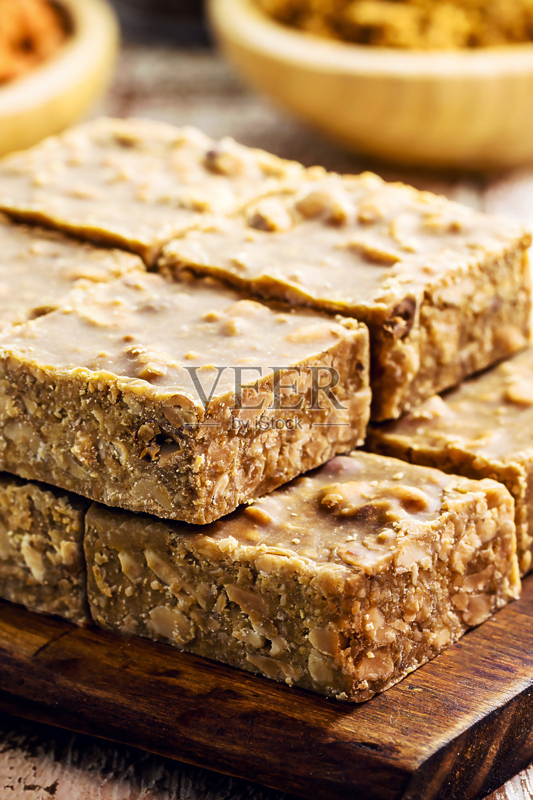 Brazilian peanut sweet, called pé de moleque, a typical sweet of Brazilian cuisine, made from a mixture of roasted peanuts with brown sugar, typical food of the June festivities照片摄影图片