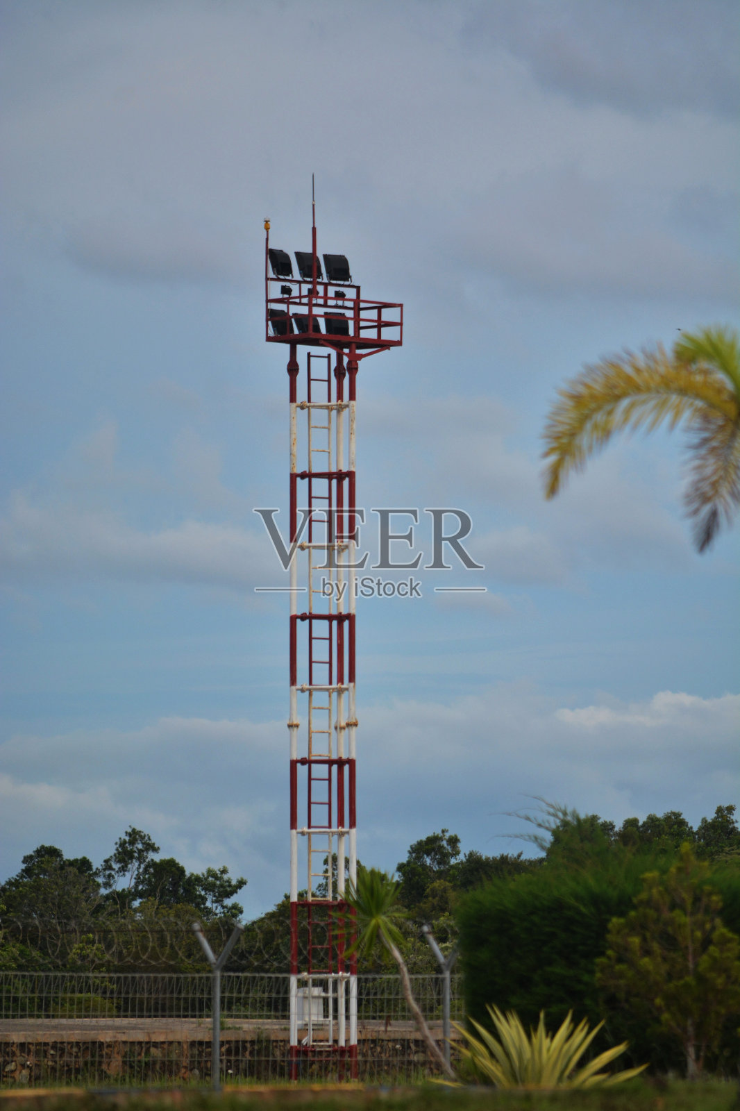 机场的电线杆照片摄影图片
