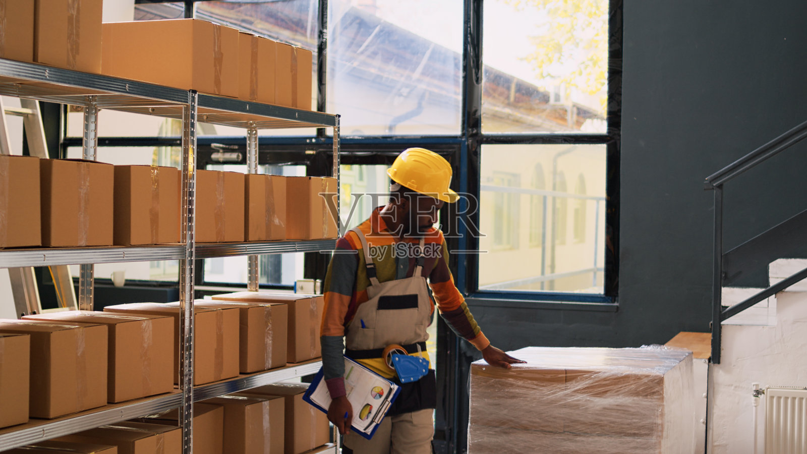 不同的同事核实货物清单照片摄影图片