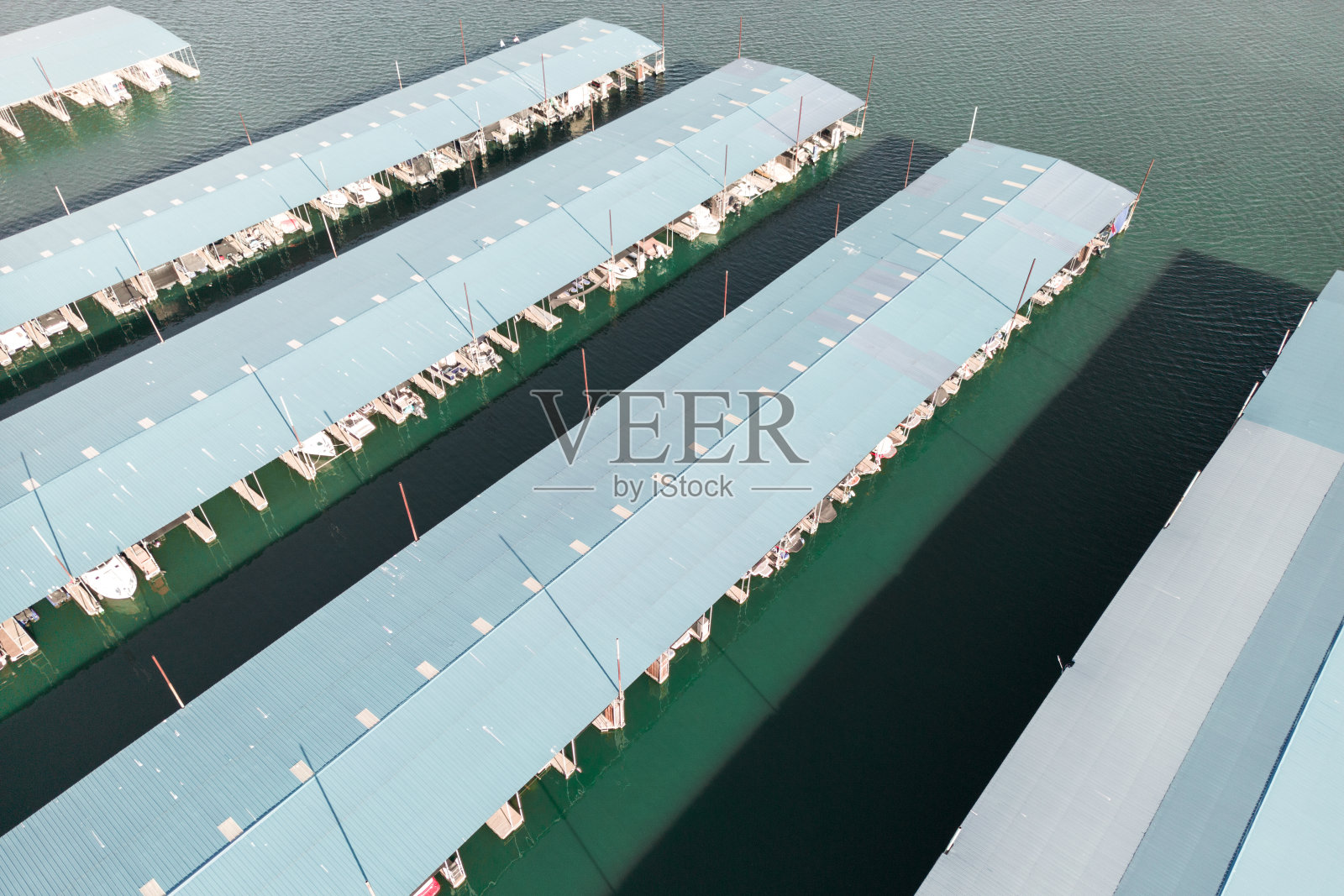 屋顶下的船坞和游艇码头的鸟瞰图。游艇俱乐部的船坞。照片摄影图片