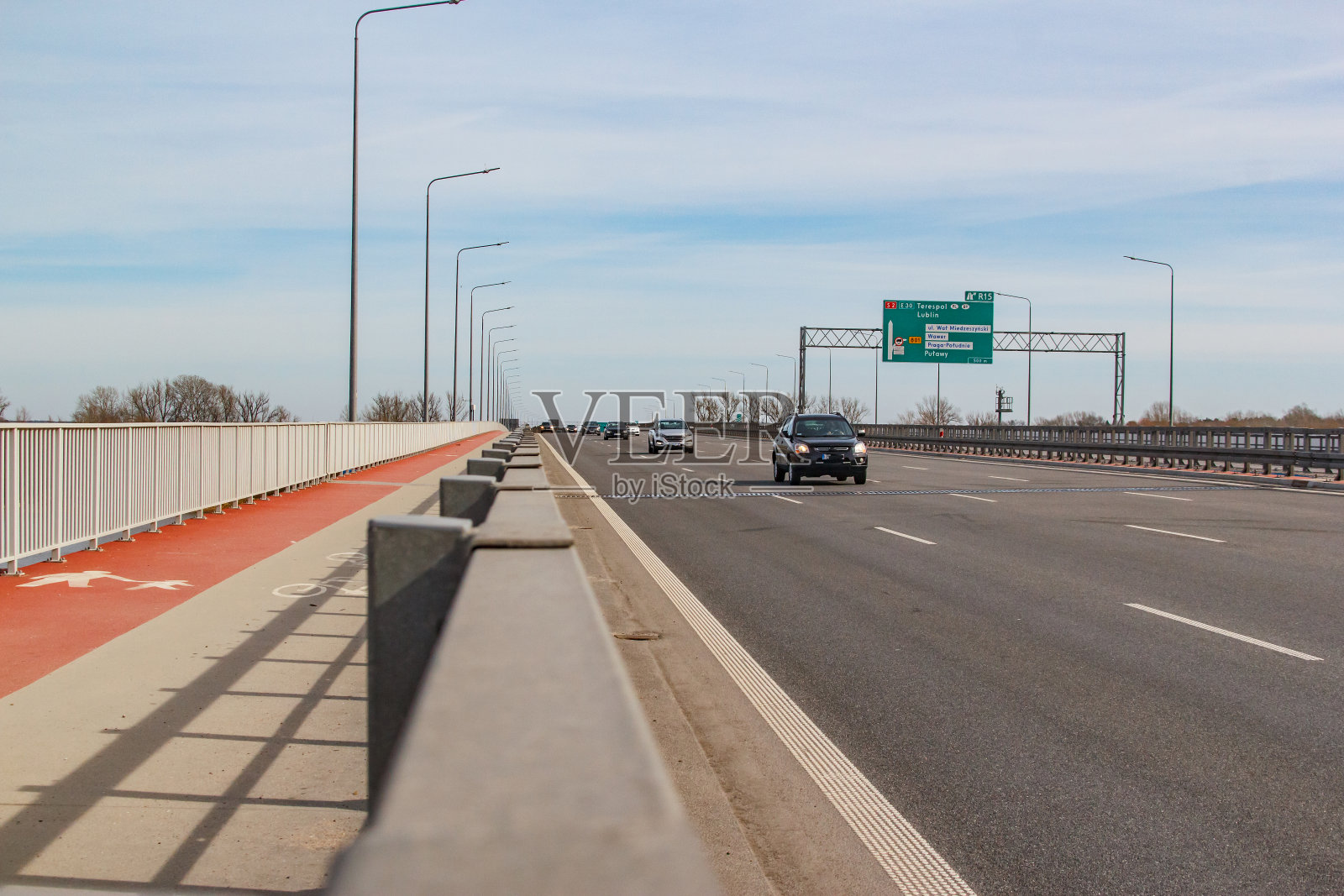 街道上的路标和车辆——南桥,华沙,波兰照片摄影图片