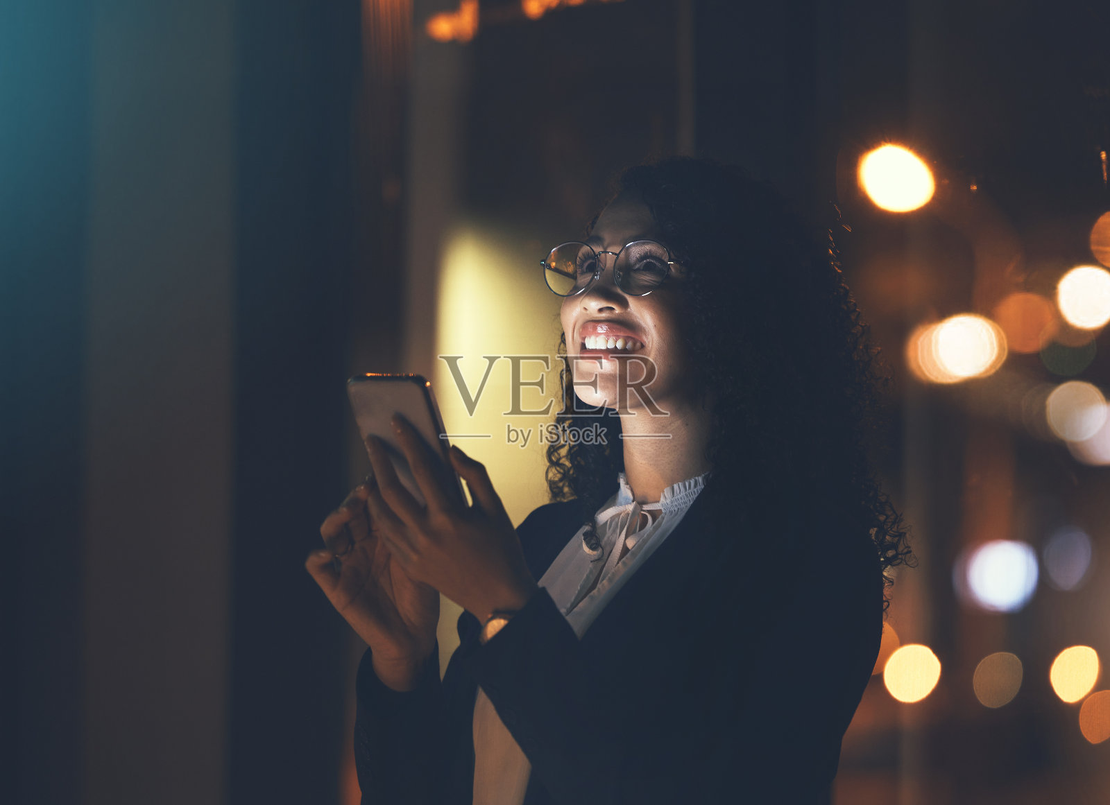 社交媒体、全球定位系统和女人在晚上用手机在城市里交流、聊天和应用程序。互联网,位置和女孩的想法与移动网络,交谈和呼叫在西班牙的黑暗中照片摄影图片