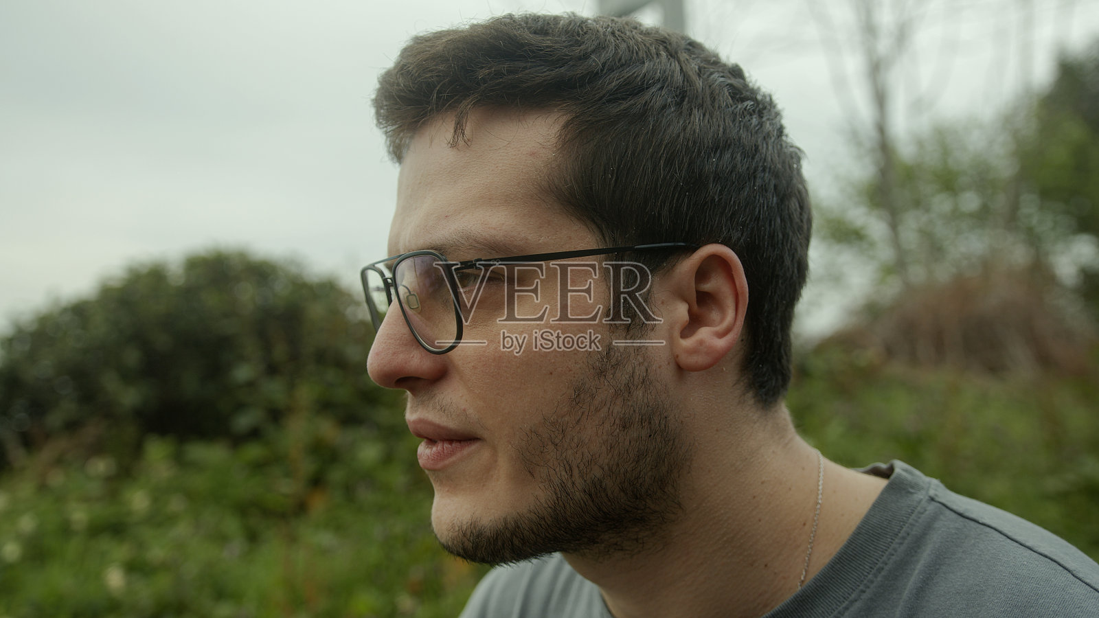 心烦意乱的年轻男子在户外叹气沮丧照片摄影图片