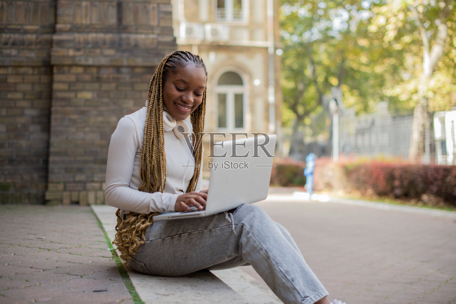 在笔记本电脑上工作照片摄影图片