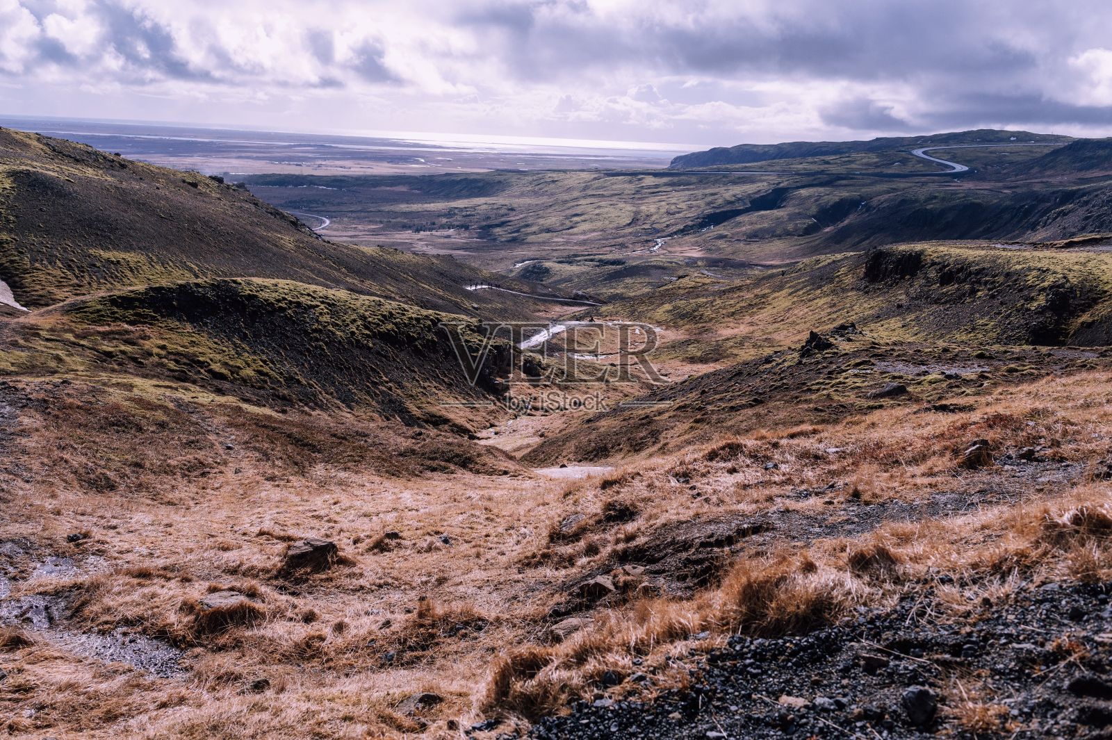 广阔的山谷中散布着许多浅池塘照片摄影图片