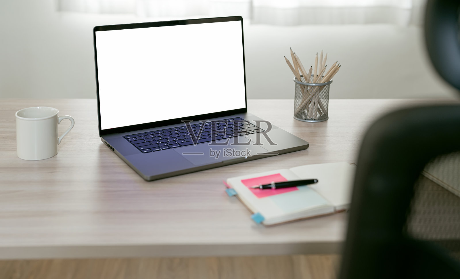 模拟白色的空白屏幕笔记本电脑在木桌上,创造性的工作空间与开放的笔记本电脑,家庭办公室。照片摄影图片