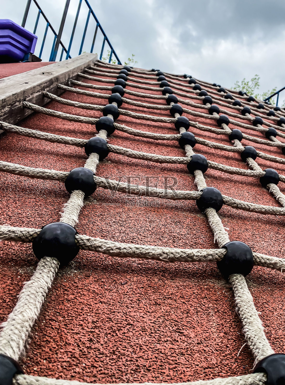 在公园里攀绳照片摄影图片