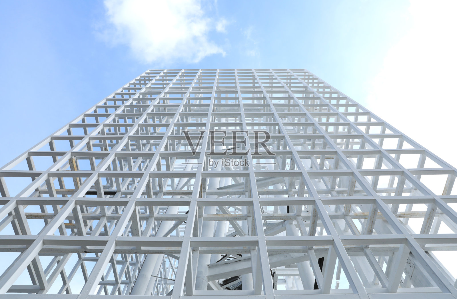 白色钢梁结构,蓝天背景照片摄影图片