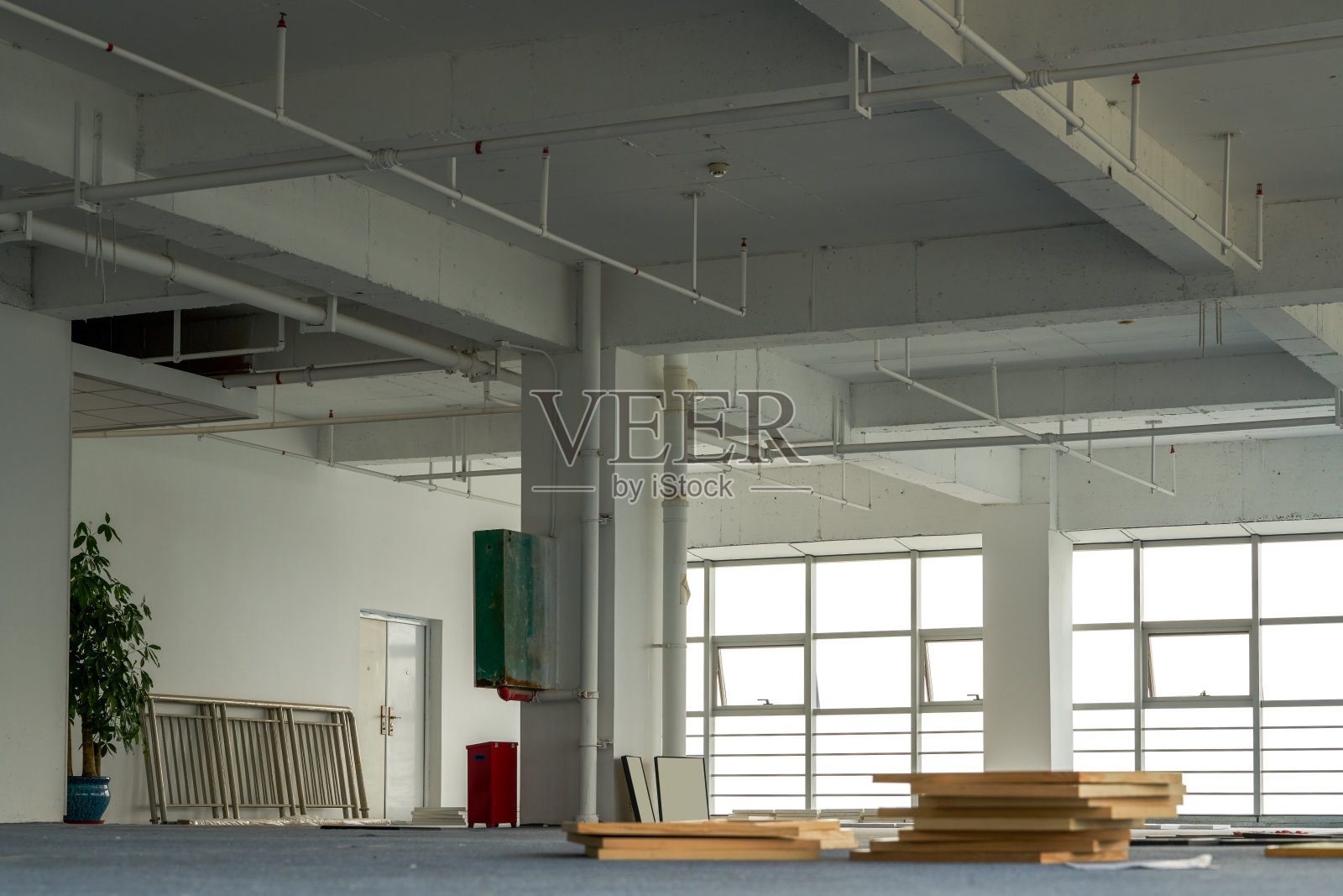 一层未被占用的办公空间照片摄影图片