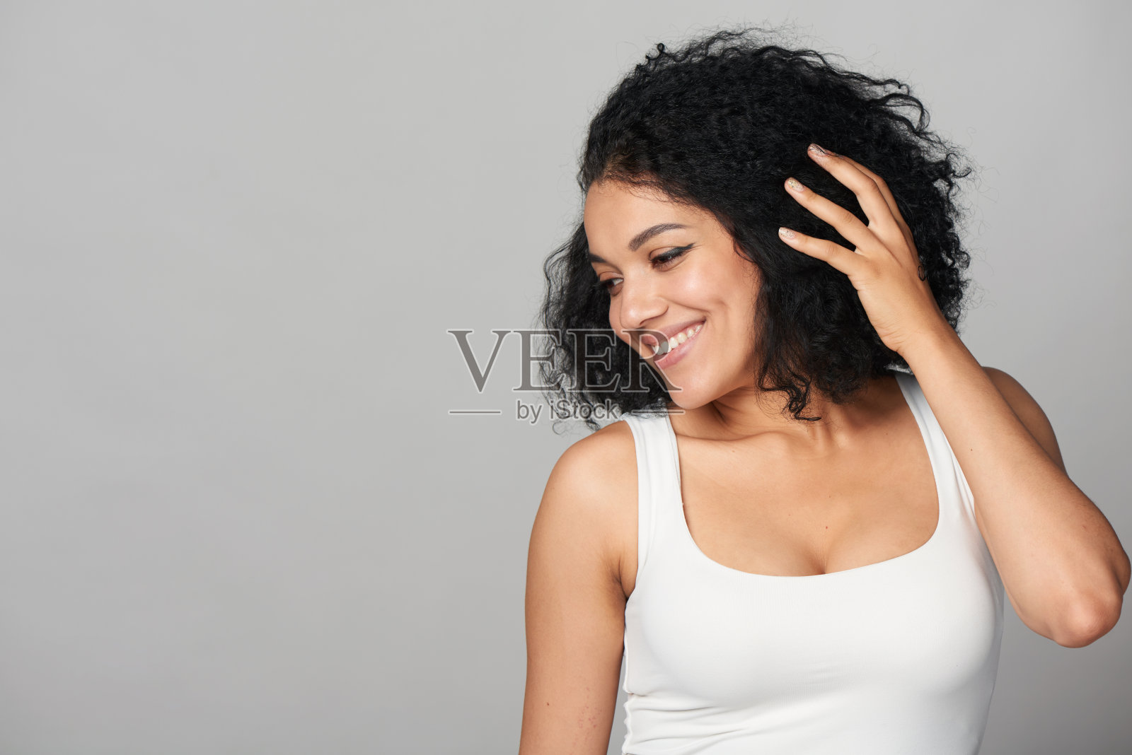 快乐微笑的混血女孩看着空白的拷贝空间照片摄影图片