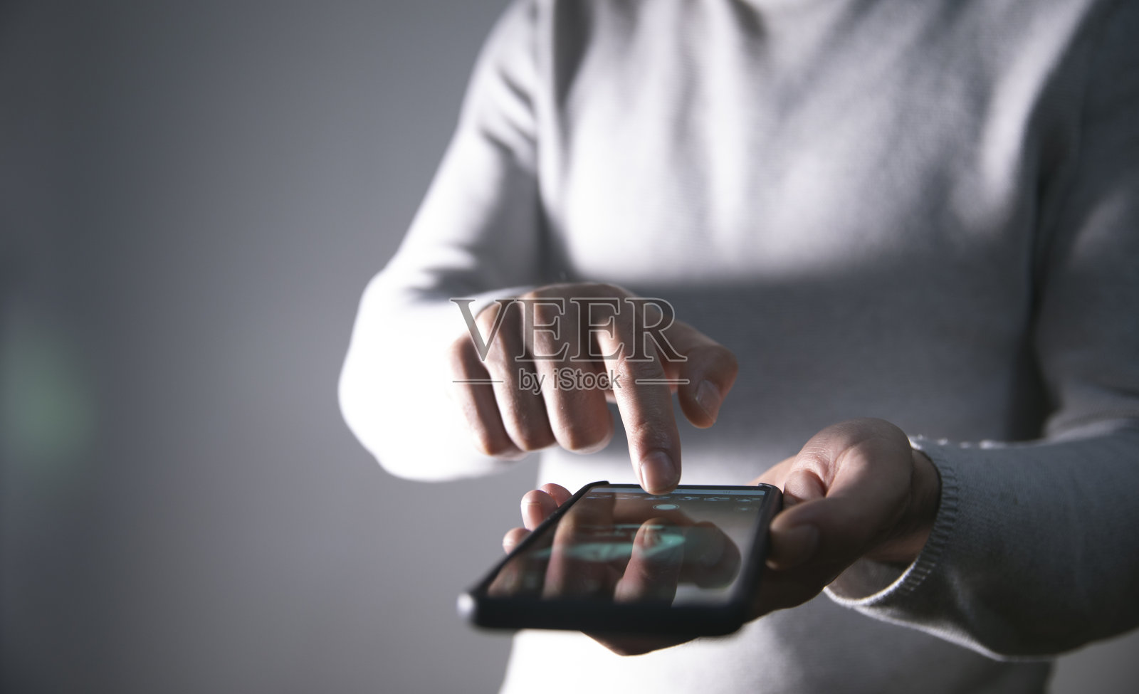 男子手持智能手机照片摄影图片