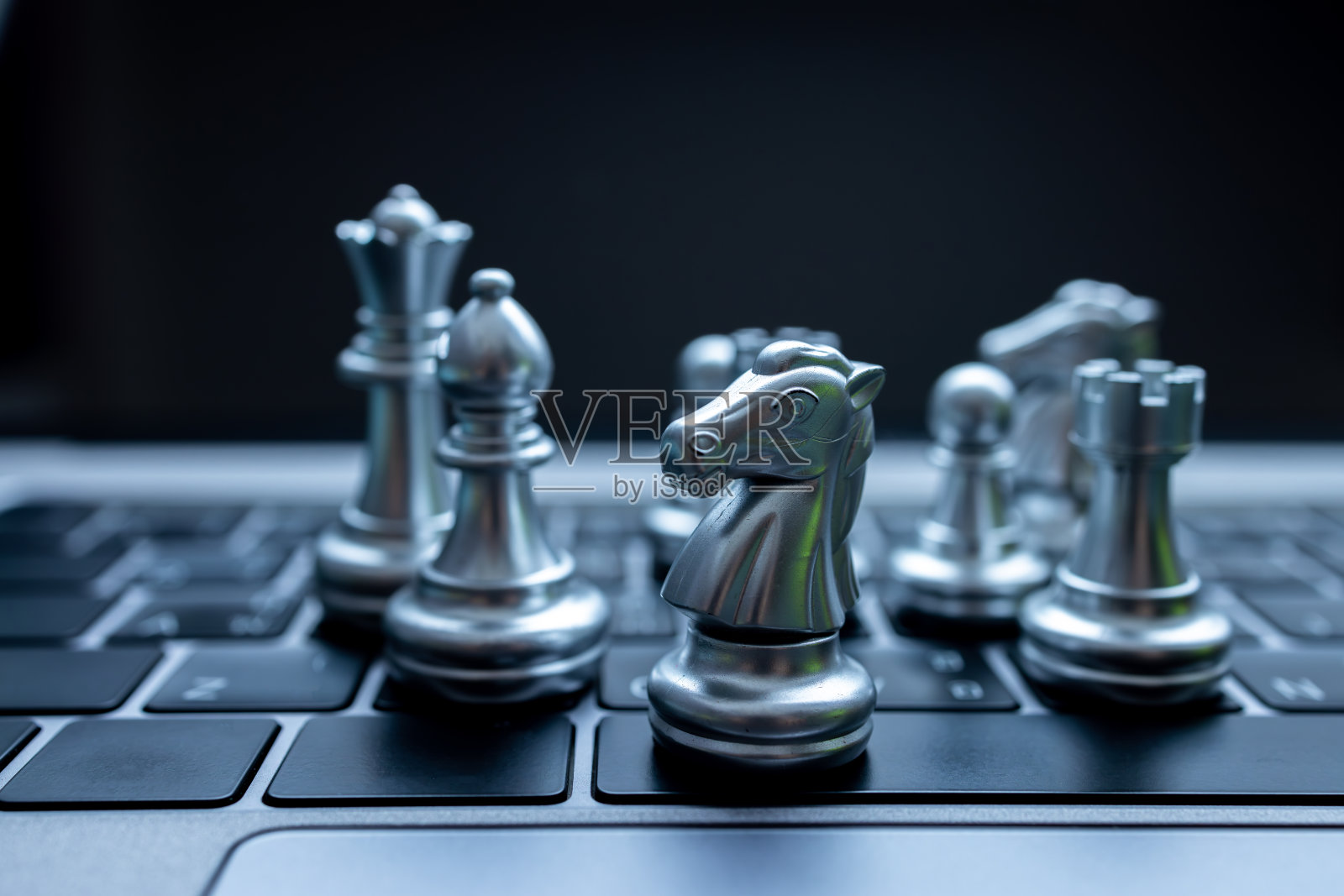 电脑银棋,市场营销或商业策略,国际象棋战斗胜利的成功,团队领导团队经营策略,国际象棋经营理念,领导者与成功理念。照片摄影图片