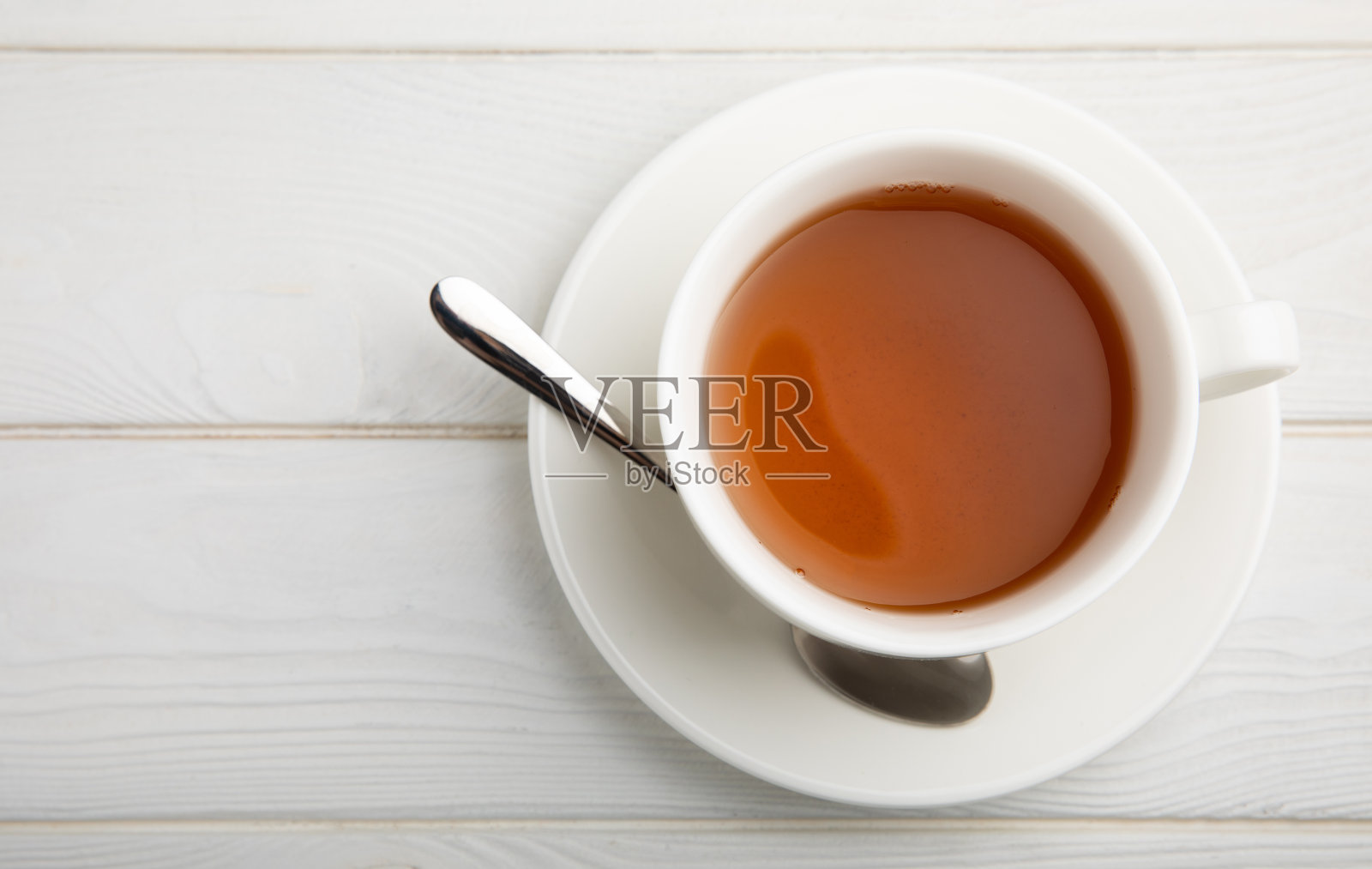 一杯绿色有机茶,白色纹理的木材。茶道。从上面看。本空间照片摄影图片