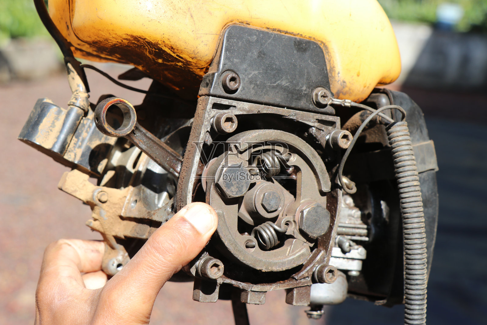 割草机或割草机的离合器系统。查看汽油刷切割发动机内部零件照片摄影图片