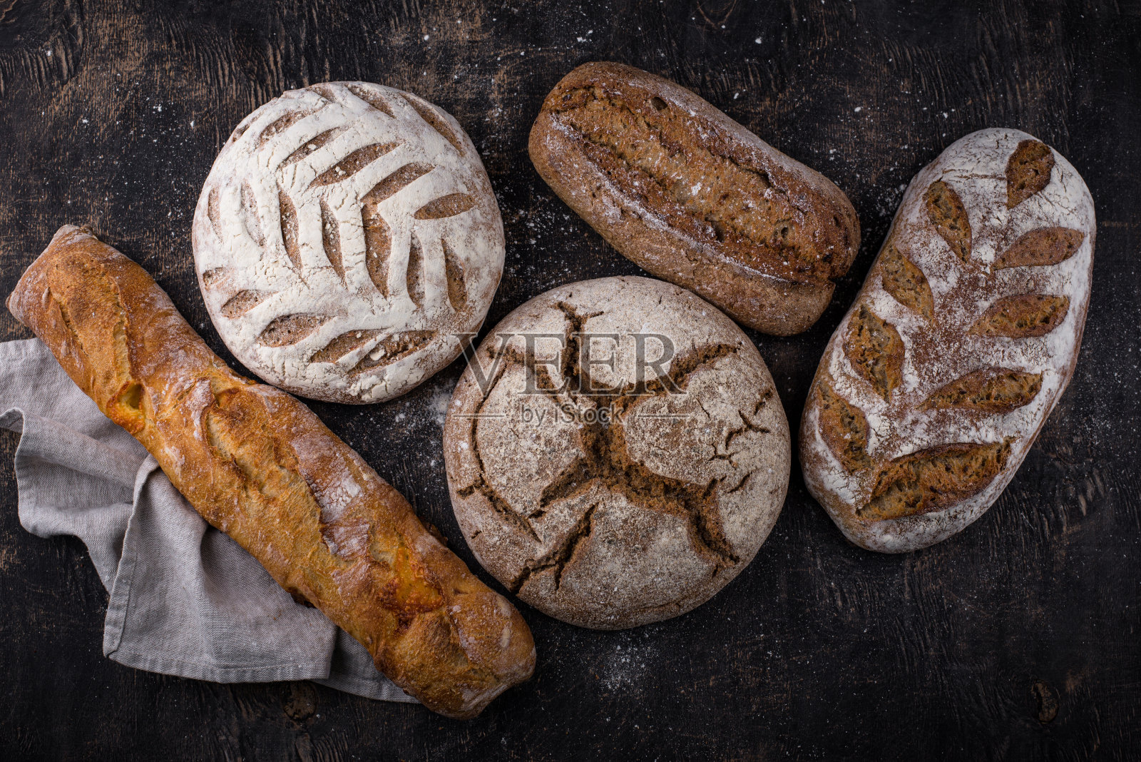 新鲜的脆皮自制面包照片摄影图片