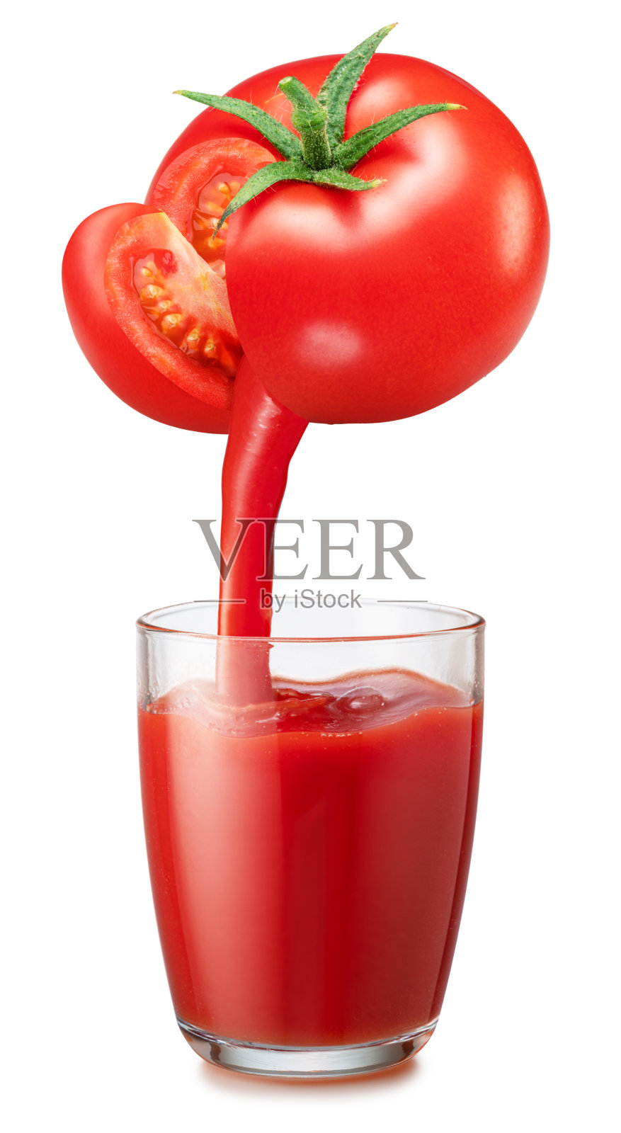 玻璃番茄汁和鲜榨番茄汁从番茄果实倒进玻璃,隔离在白色背景上。照片摄影图片