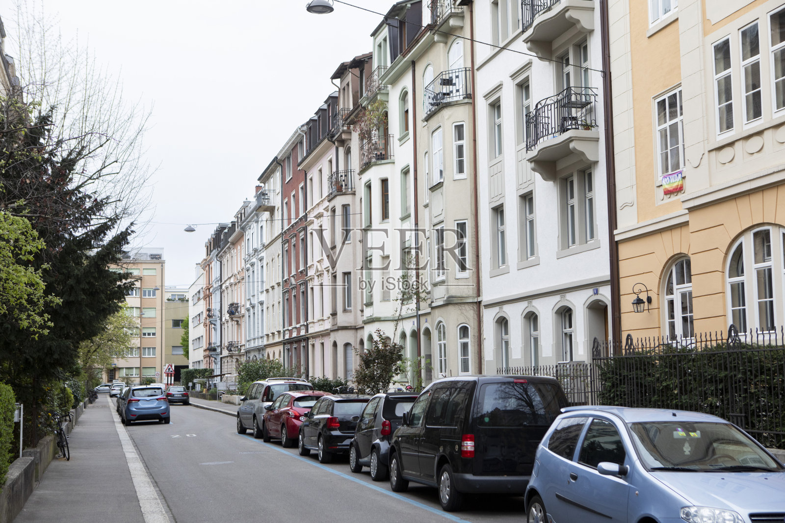 瑞士某城市的一排传统风格的住宅建筑和停放的汽车照片摄影图片
