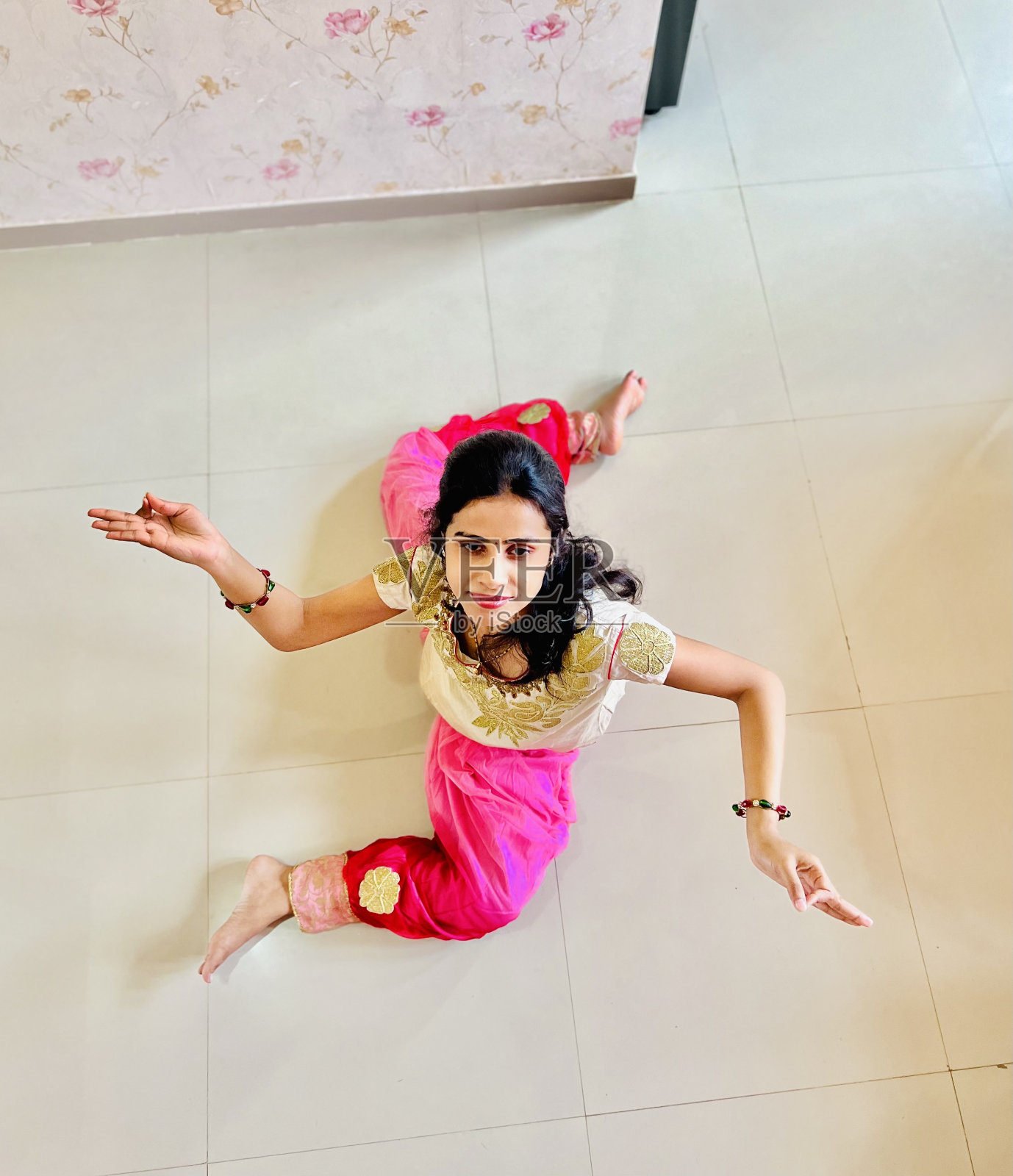 Swastik提出了一个照片摄影图片