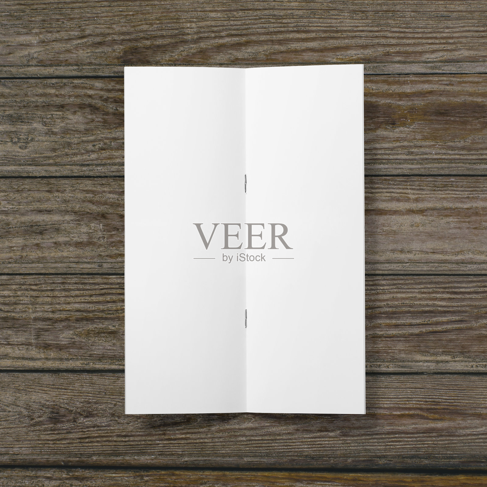 空白的白色半折叠纸在木制背景。照片摄影图片