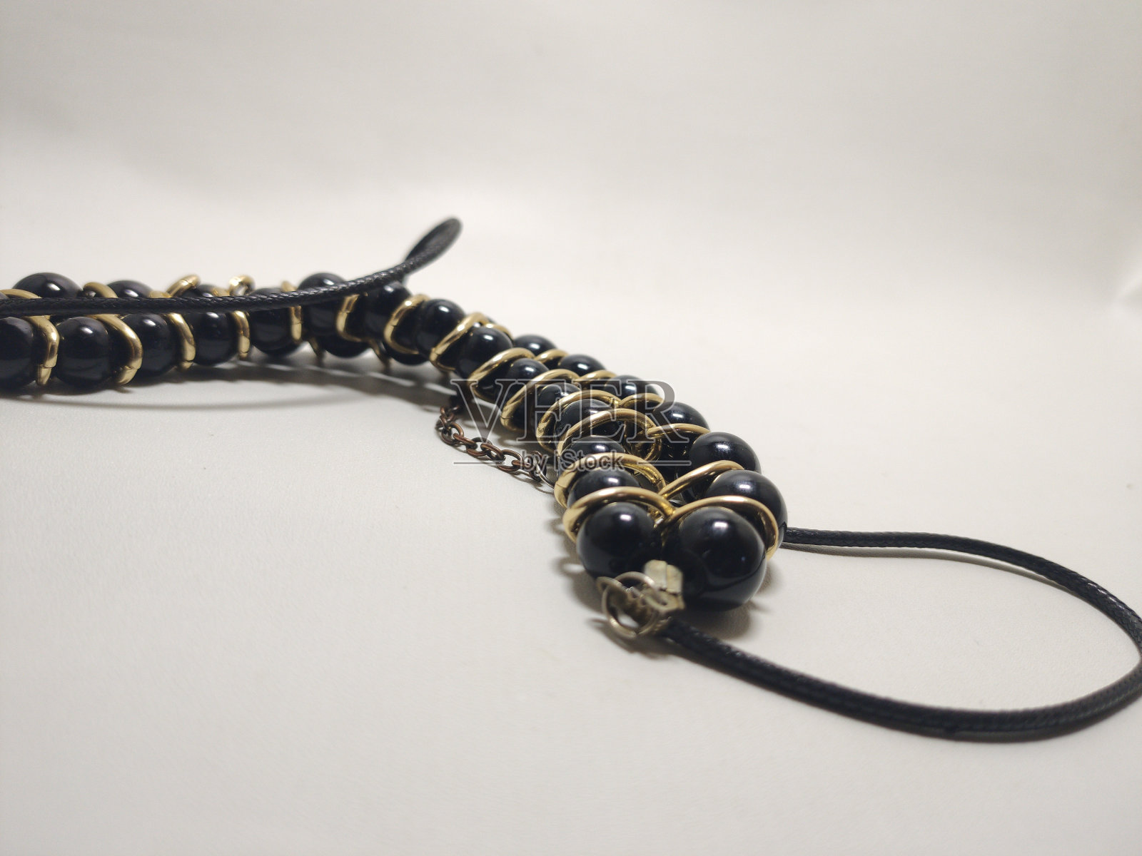 每个黑圈里都有白线照片摄影图片