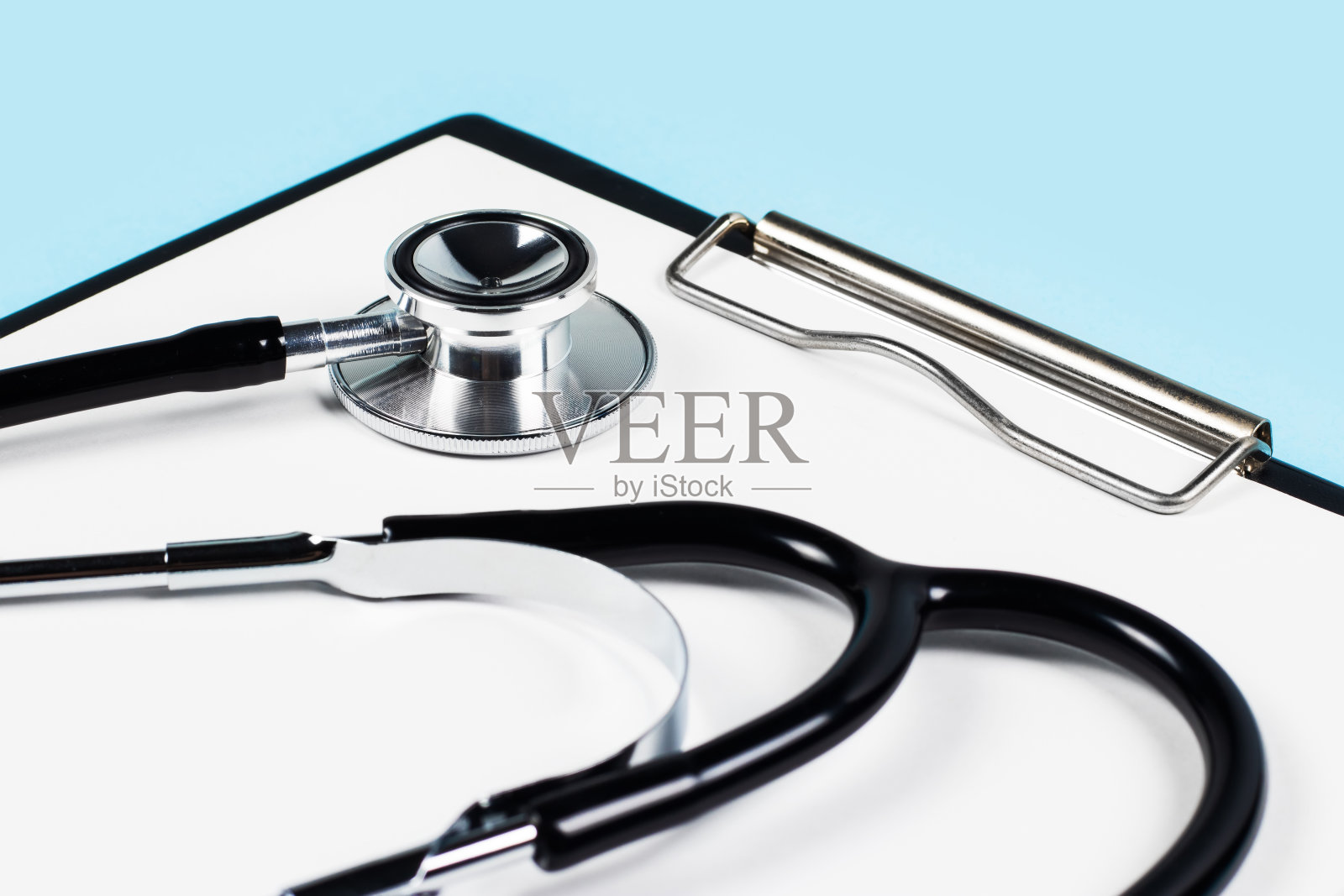 空白的剪贴板与现代听诊器,空间的信息照片摄影图片