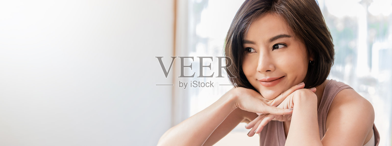 特写肖像美女亚洲女性短发时尚触摸下巴与公平完美健康辉光皮肤复制空间,年轻的亚洲女孩,我漂亮的微笑脸美女韩国亚洲女性水疗护肤旗帜照片摄影图片