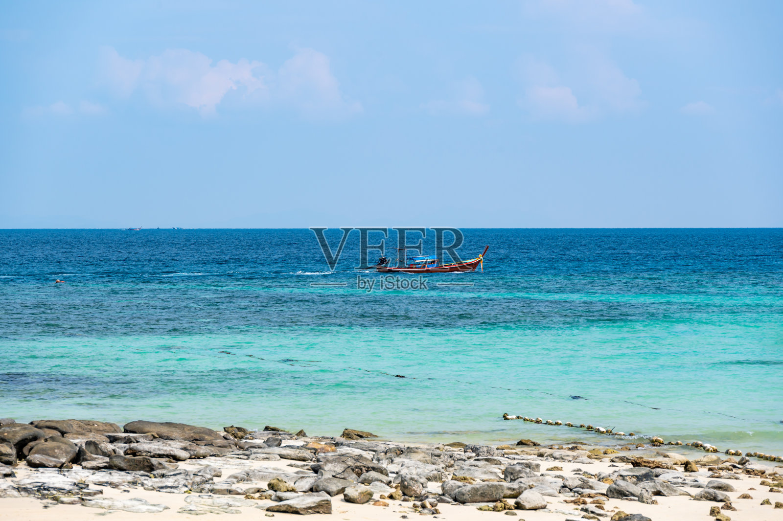 泰国皮皮岛热带海滩附近的长尾船。热带海滩,白色的沙滩和碧绿的海水,度假天堂的概念。照片摄影图片