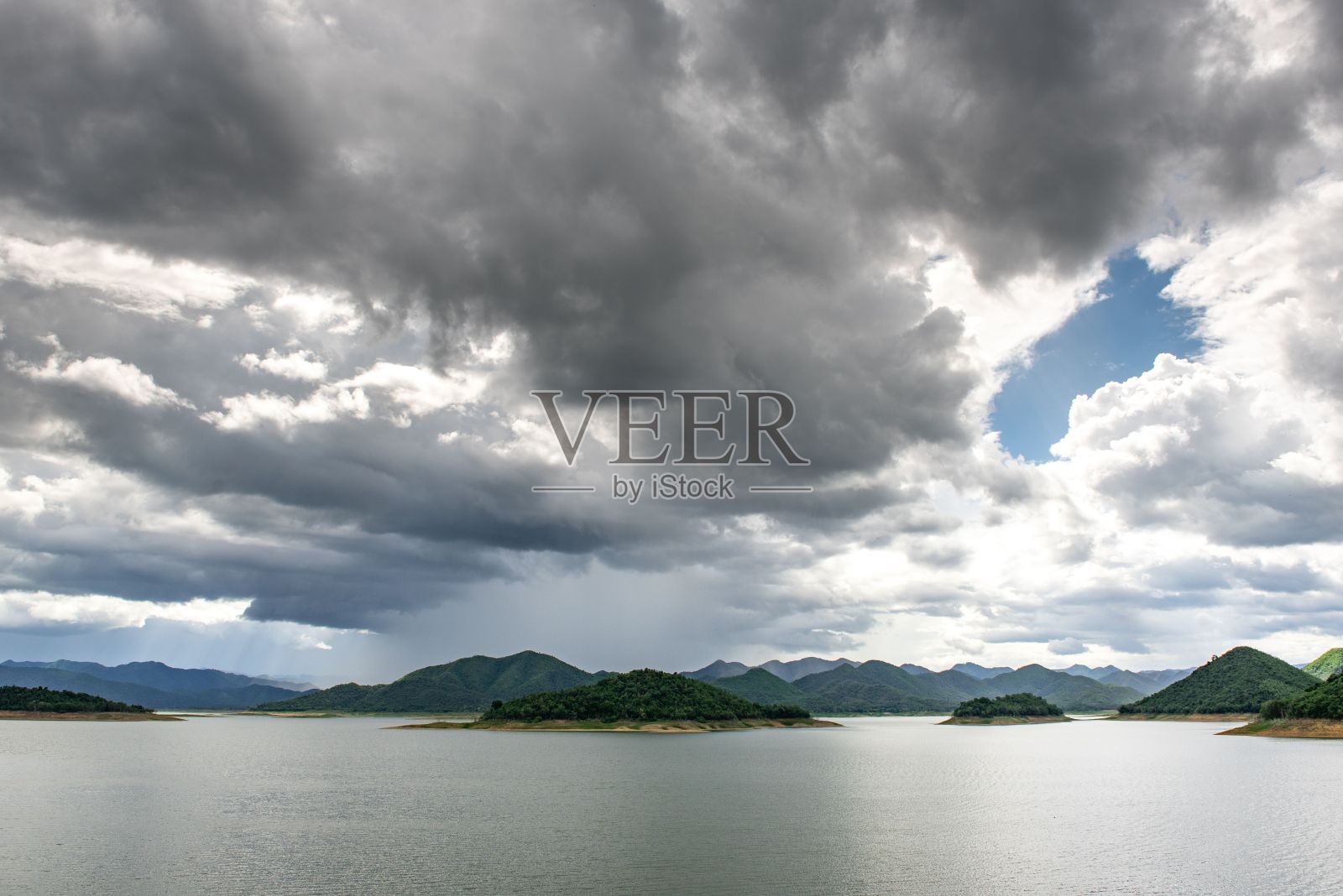 云漂浮在湖面和青山之上。泰国keng Krachan国家公园。照片摄影图片