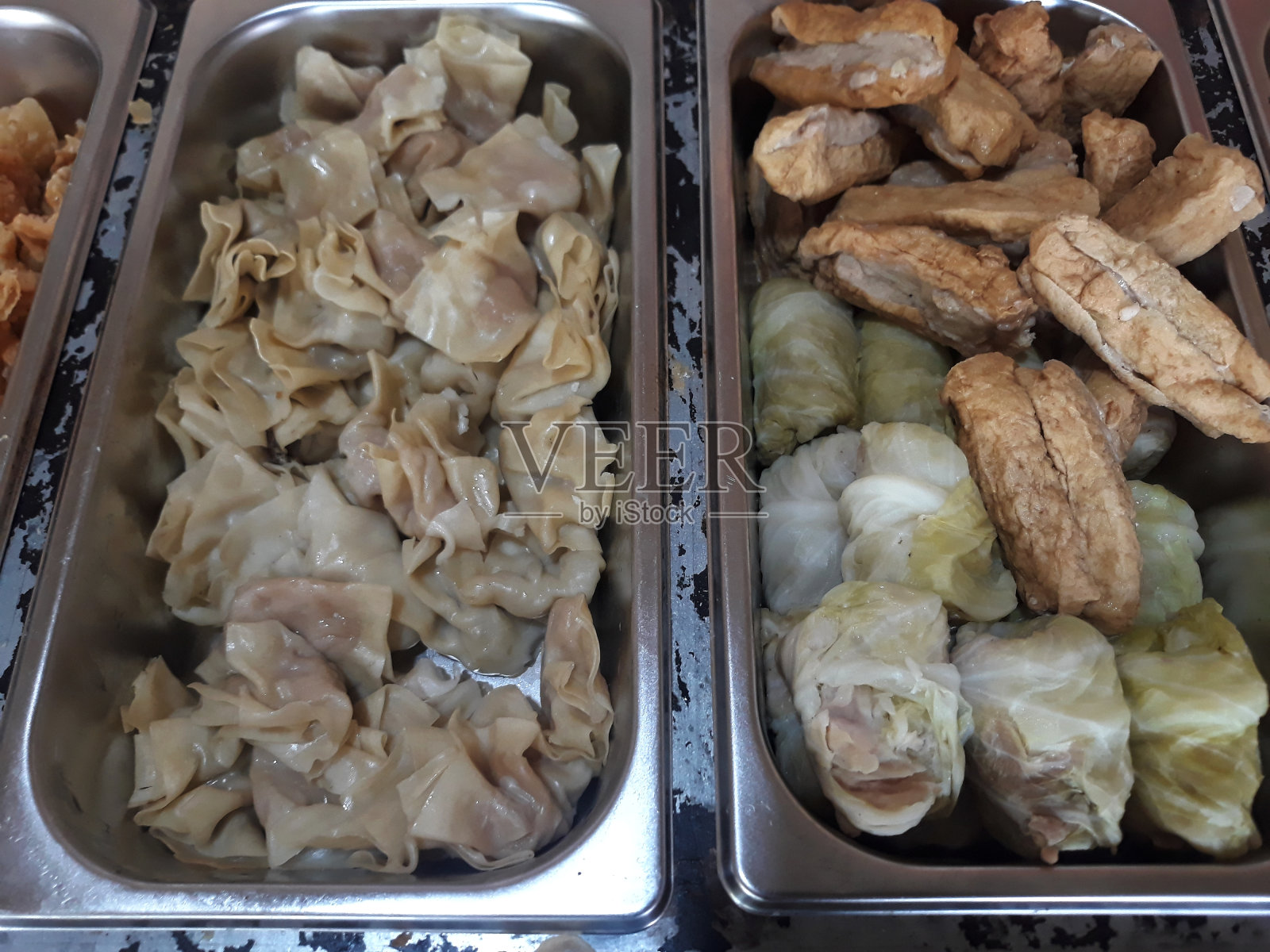 在食品容器里放肉丸或煎饺。有选择性的重点照片摄影图片