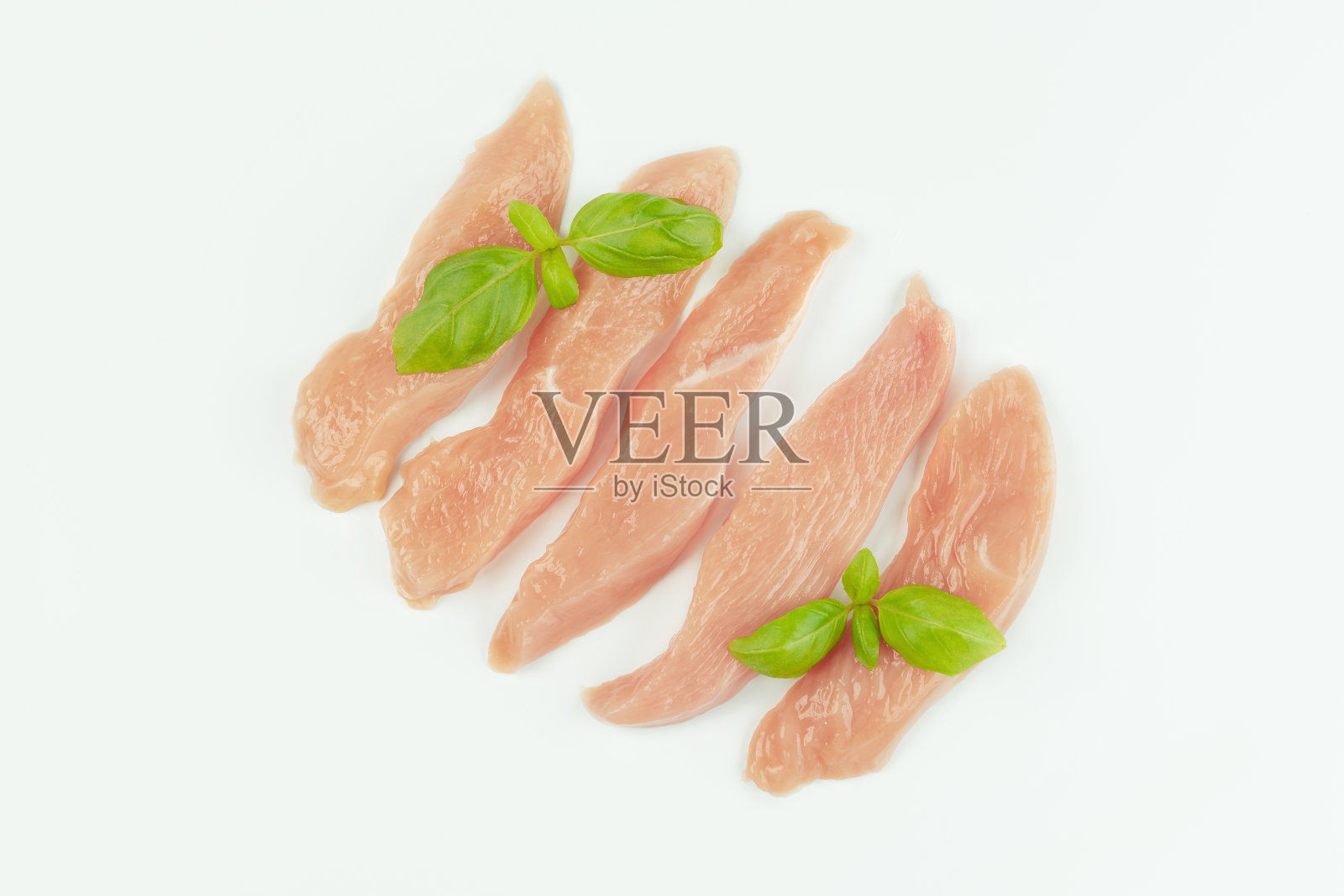 生鸡肉。新鲜生鸡胸片。零售食品。设计师采购。有机食品,健康饮食。食品的概念。前视图。鸡胸片。关闭了。照片摄影图片