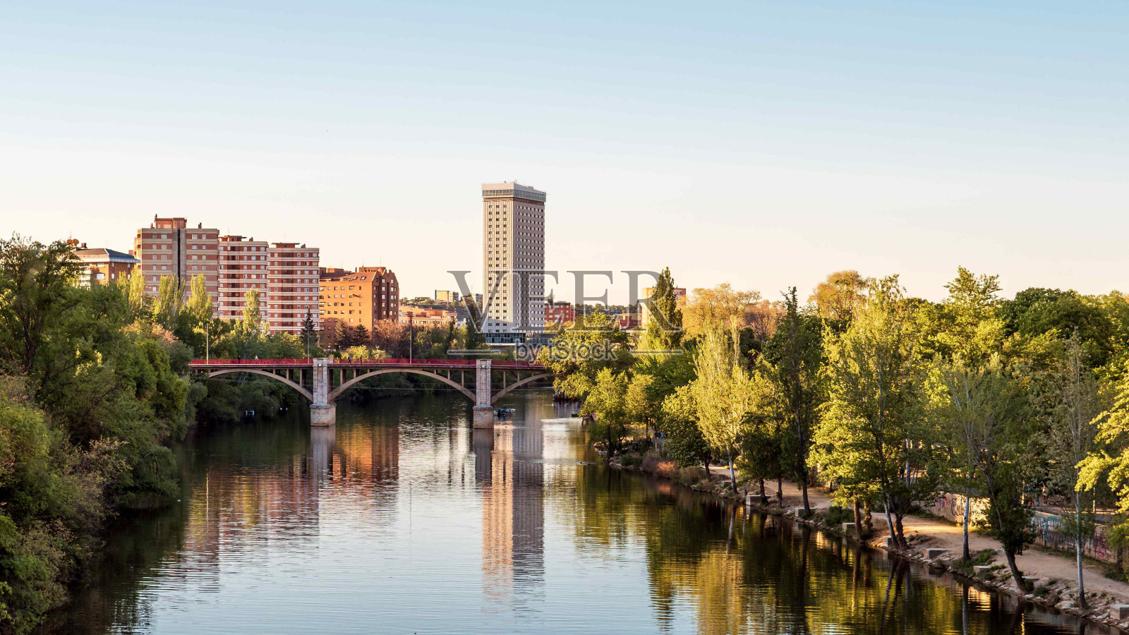 春天巴利亚多利德市的城市景观。Pisuerga河流经巴利亚多利德首府时的滨水区。照片摄影图片